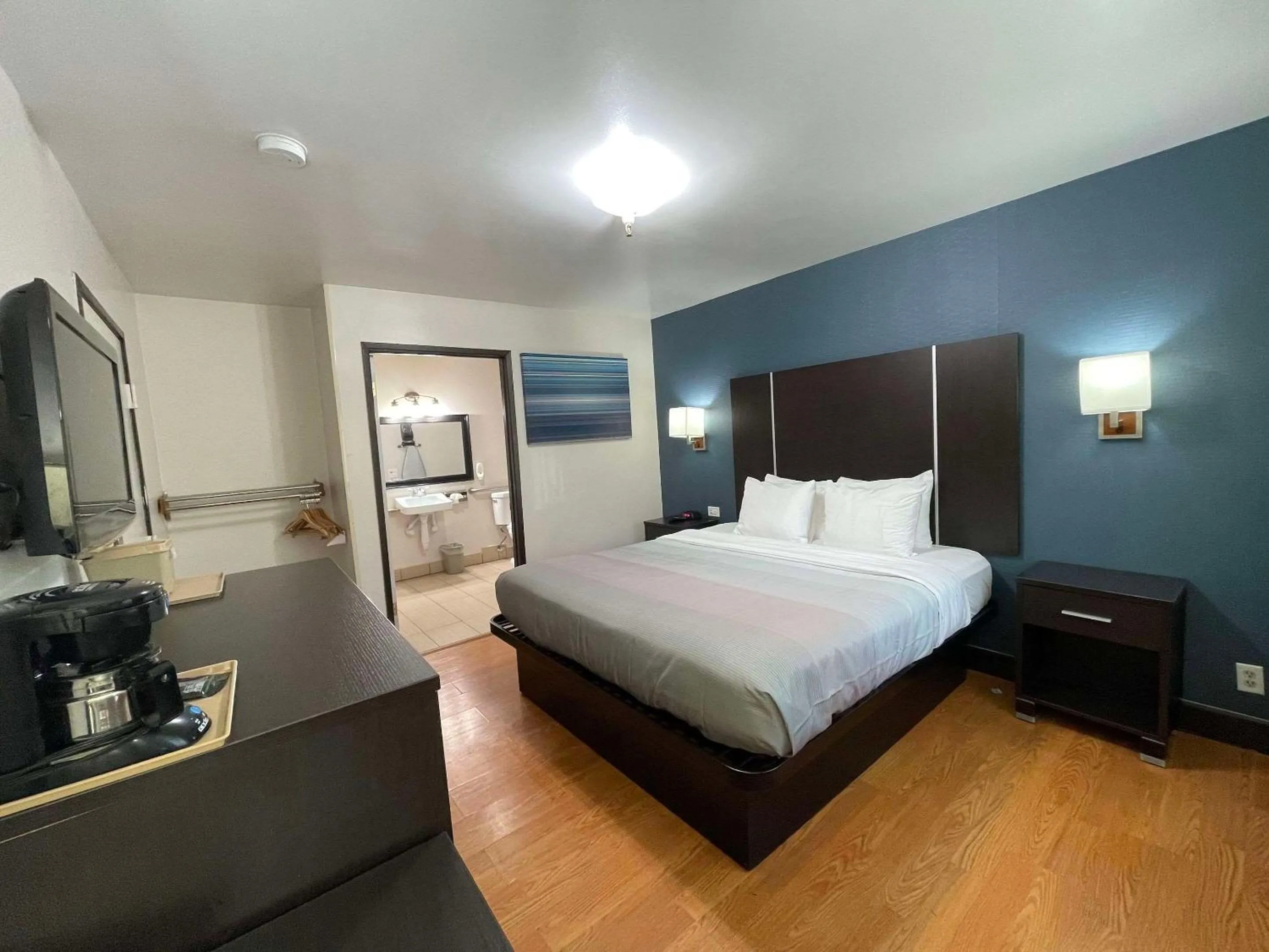 Bedroom, Bed in Quality Inn Ontario Airport Convention Center