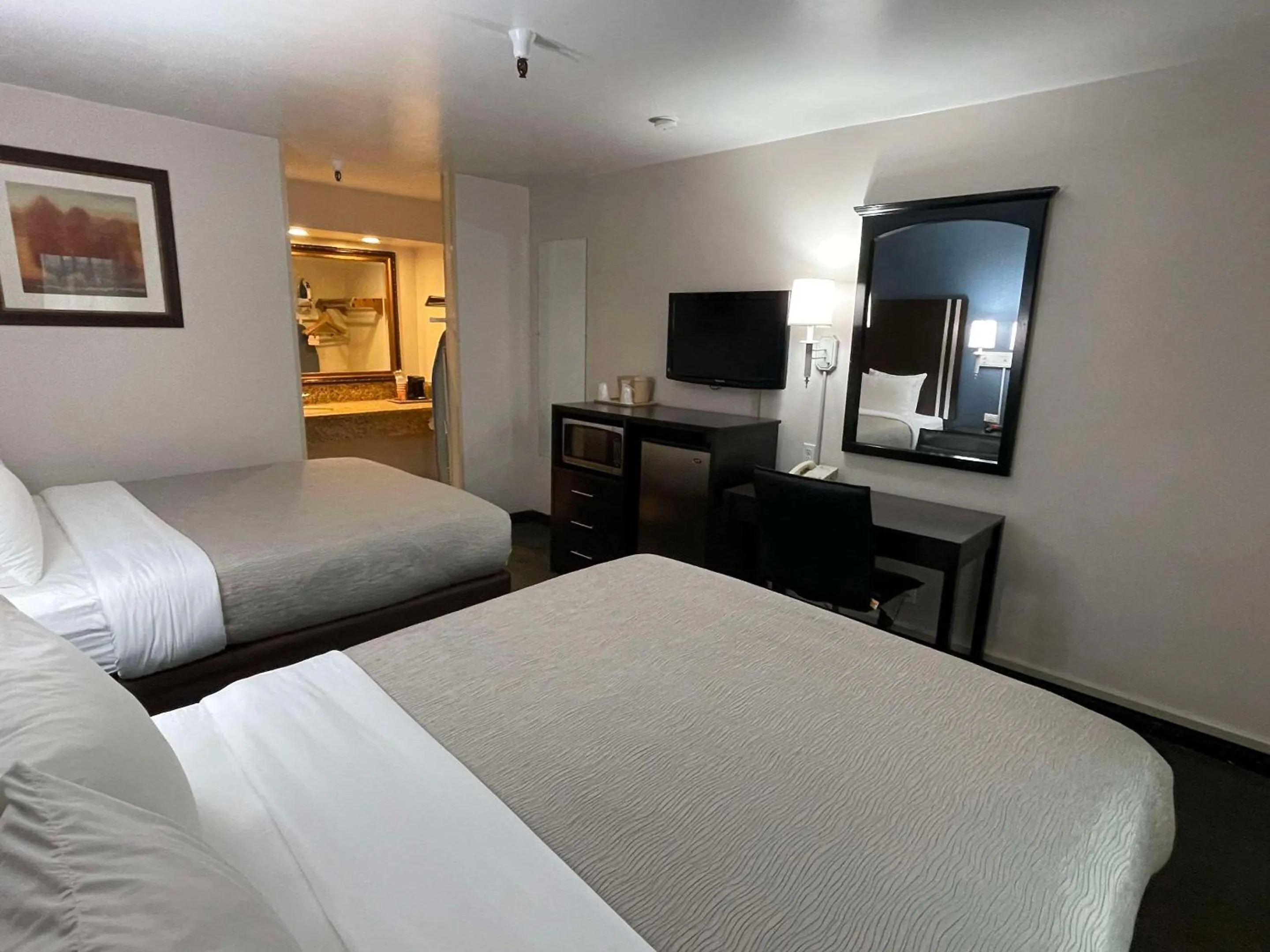 Bedroom, Bed in Quality Inn Ontario Airport Convention Center