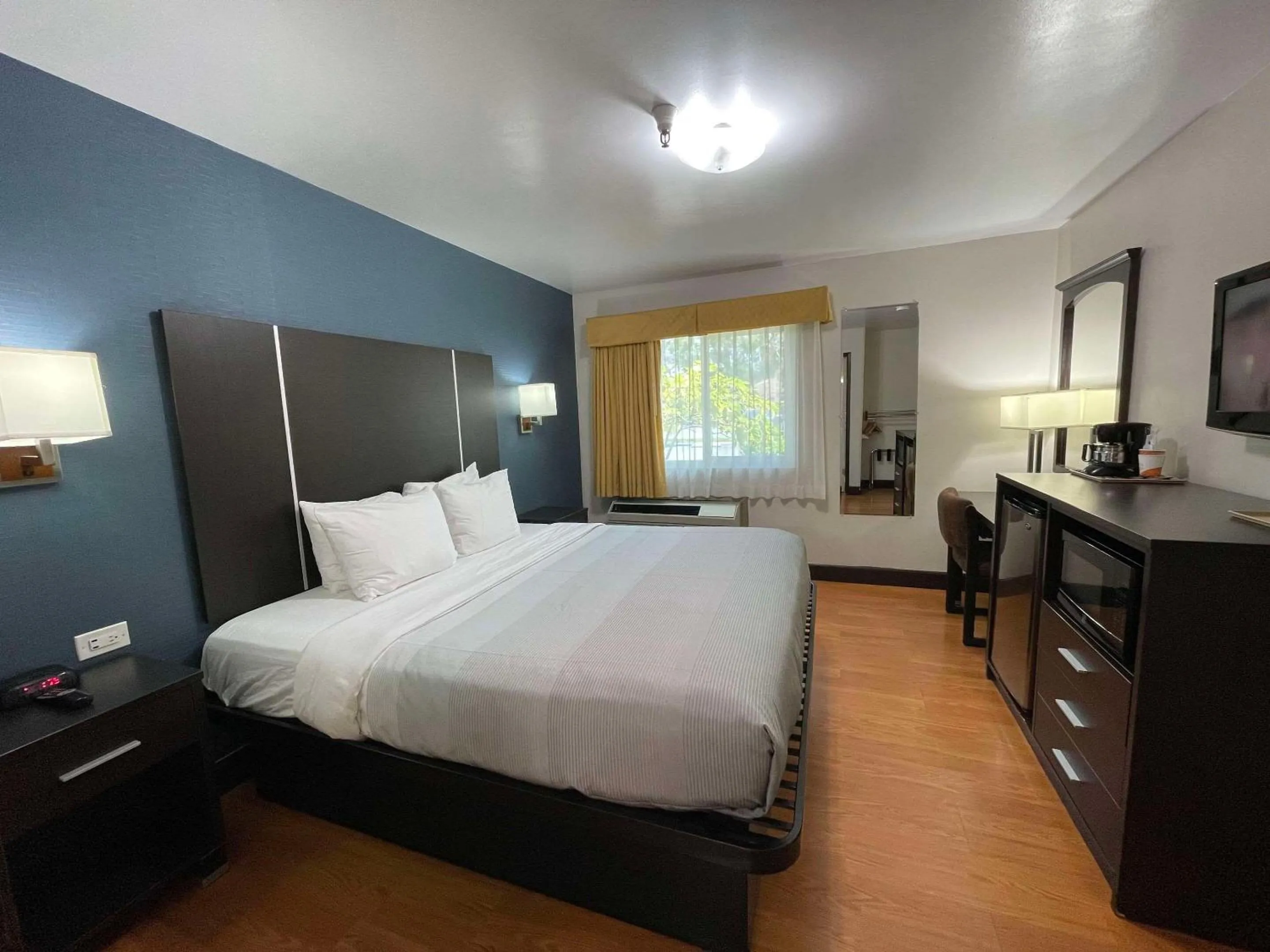 Bedroom, Bed in Quality Inn Ontario Airport Convention Center