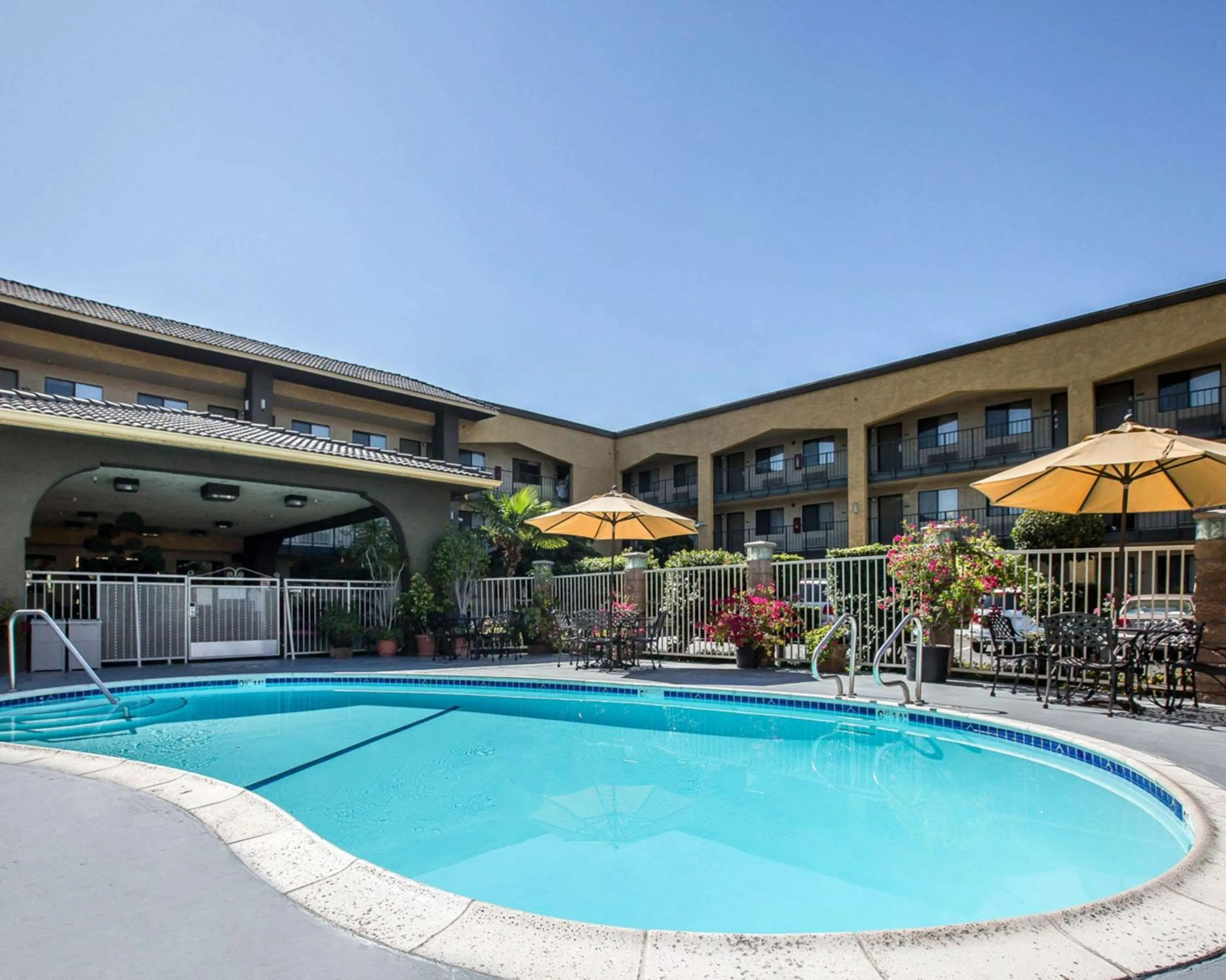 Swimming pool in Quality Inn Ontario Airport Convention Center