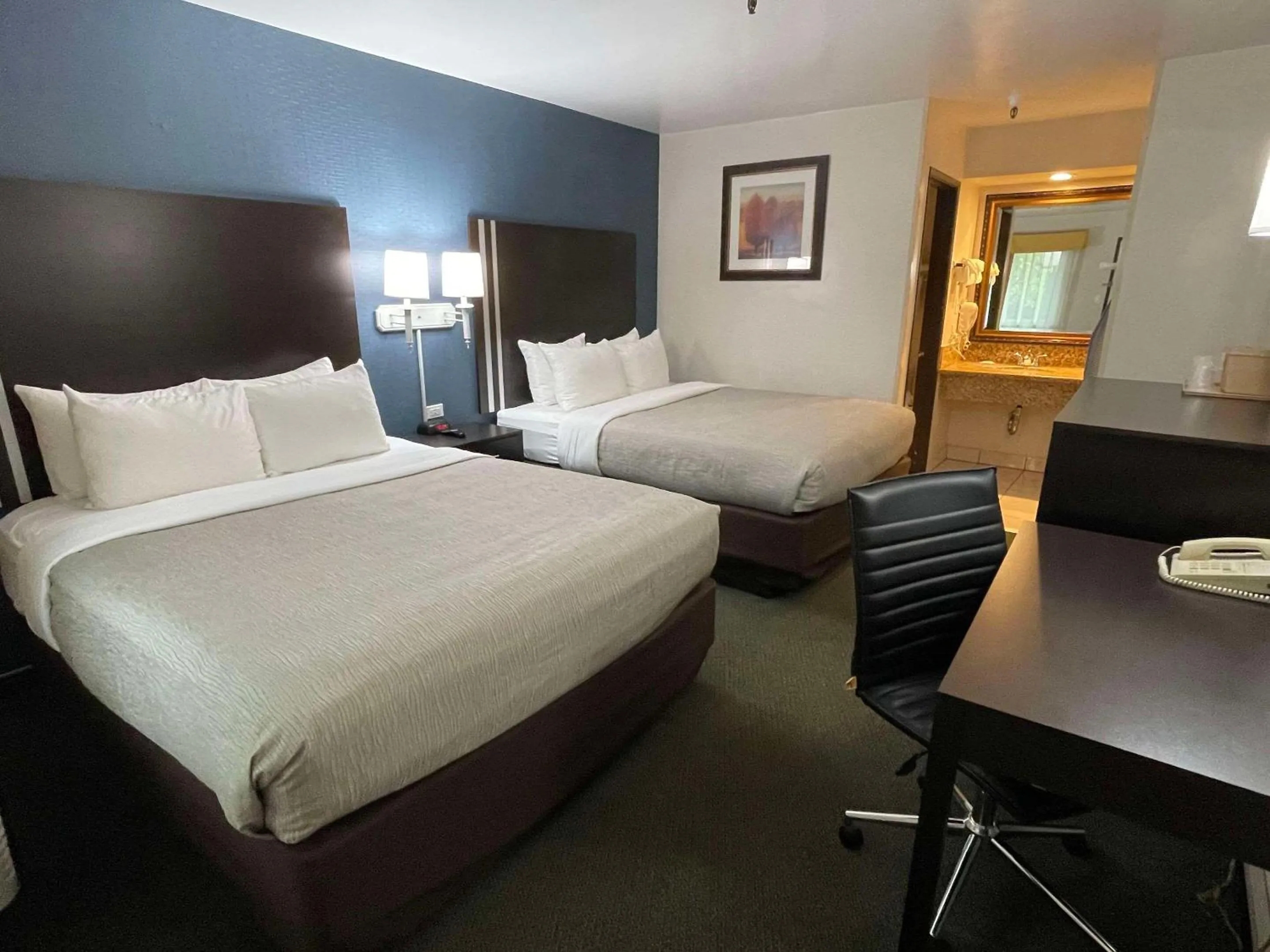 Bedroom, Bed in Quality Inn Ontario Airport Convention Center