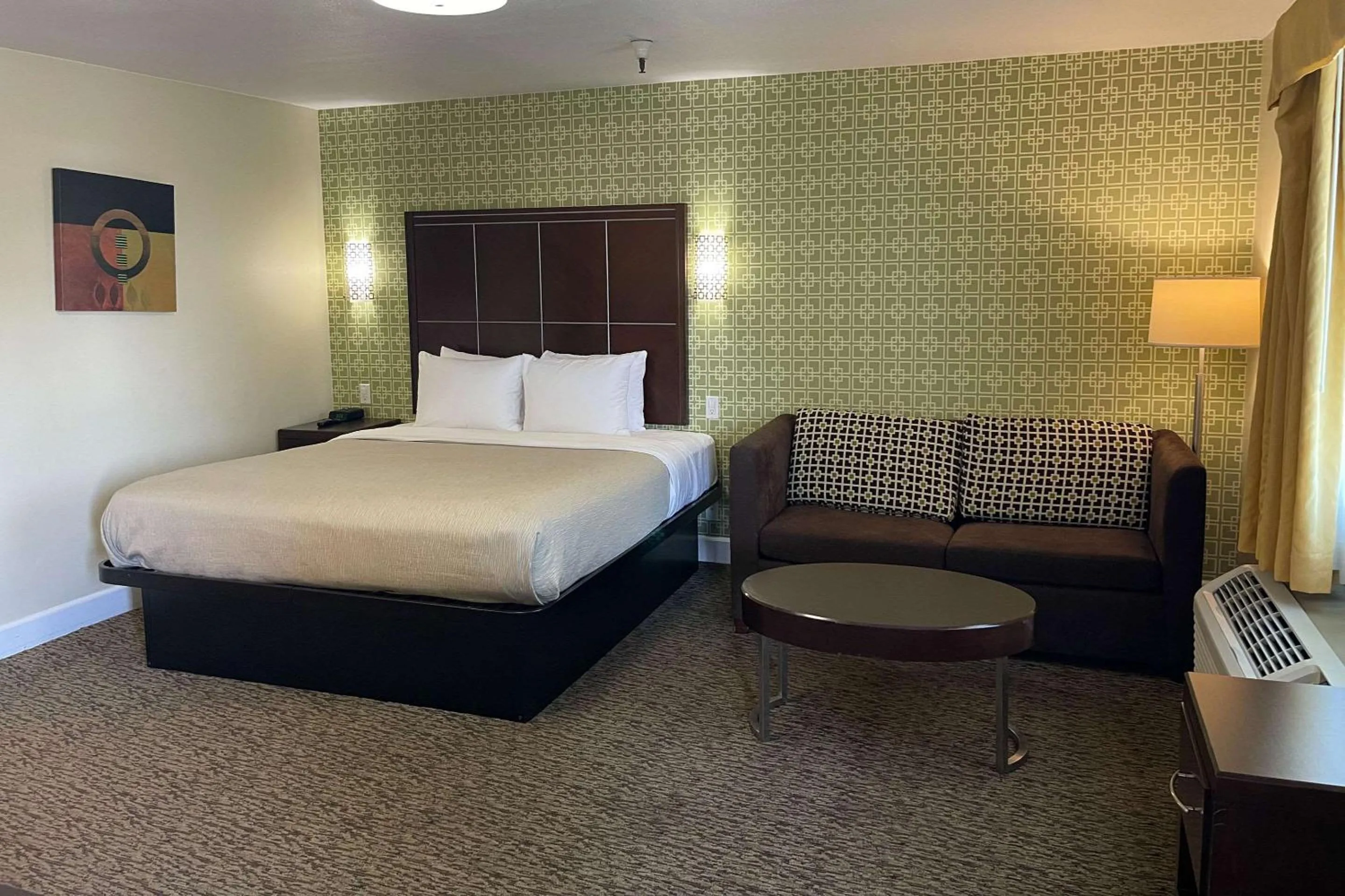 Bedroom, Bed in Quality Inn Ontario Airport Convention Center