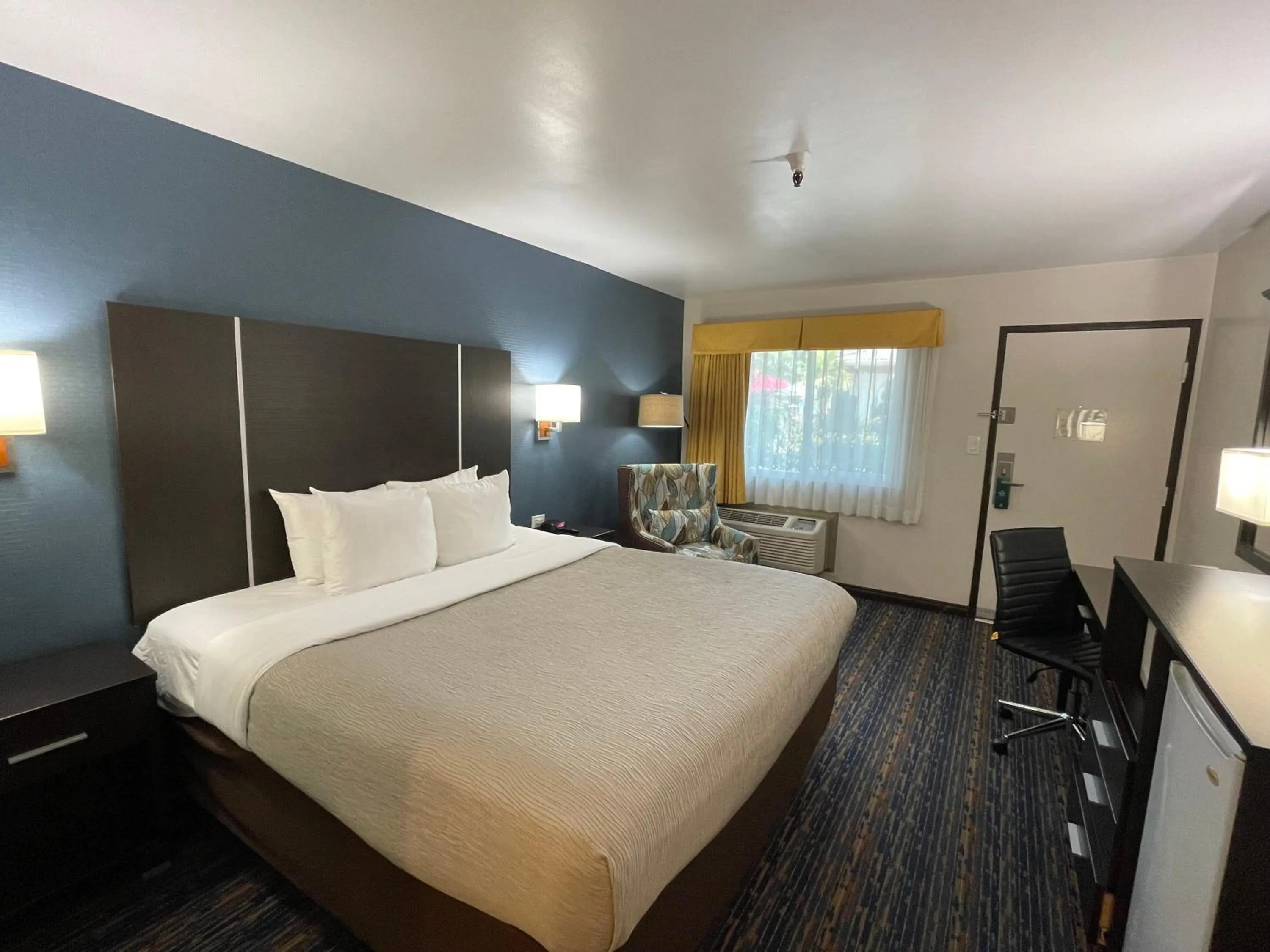Photo of the whole room, Bed in Quality Inn Ontario Airport Convention Center