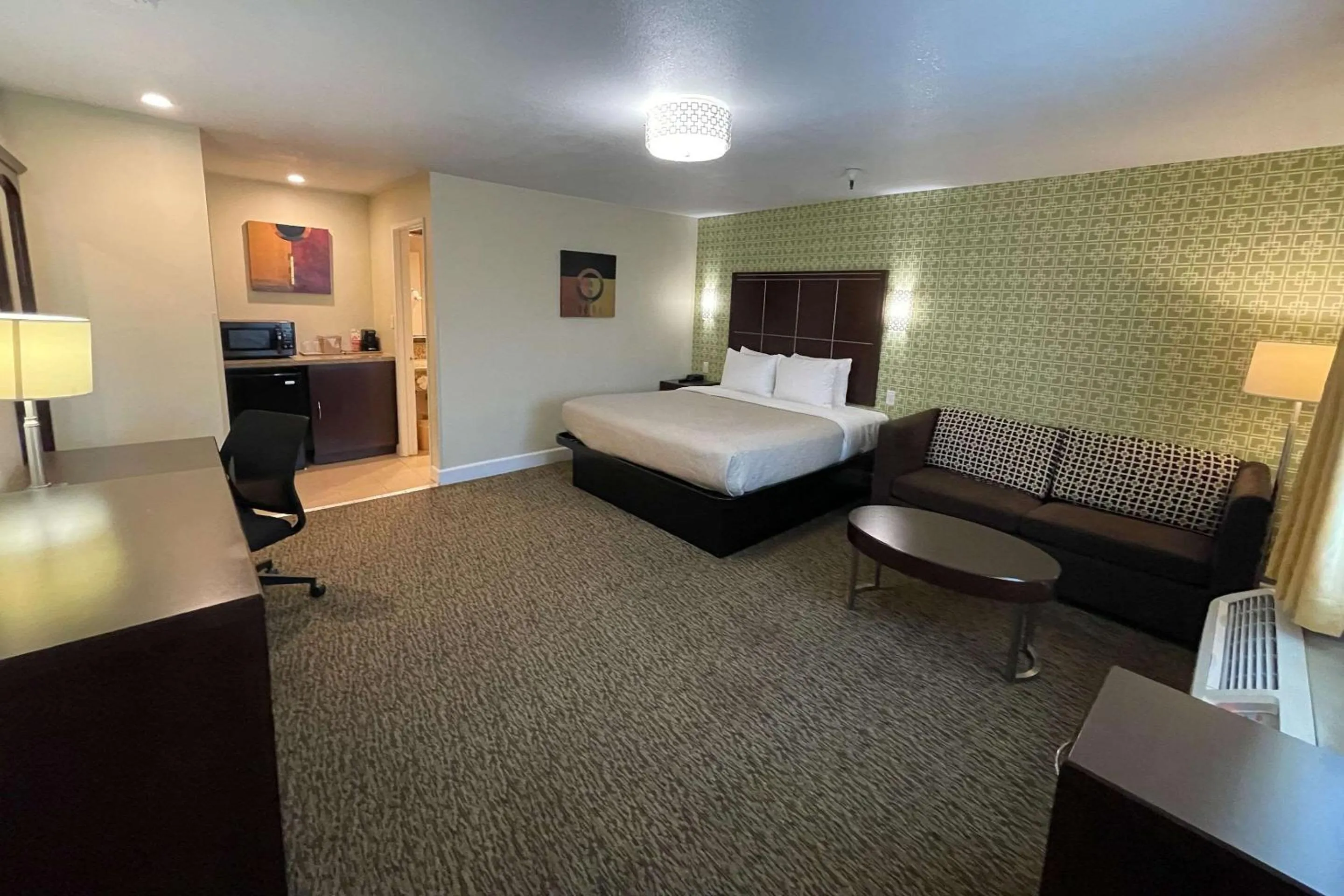 Bedroom, Bed in Quality Inn Ontario Airport Convention Center