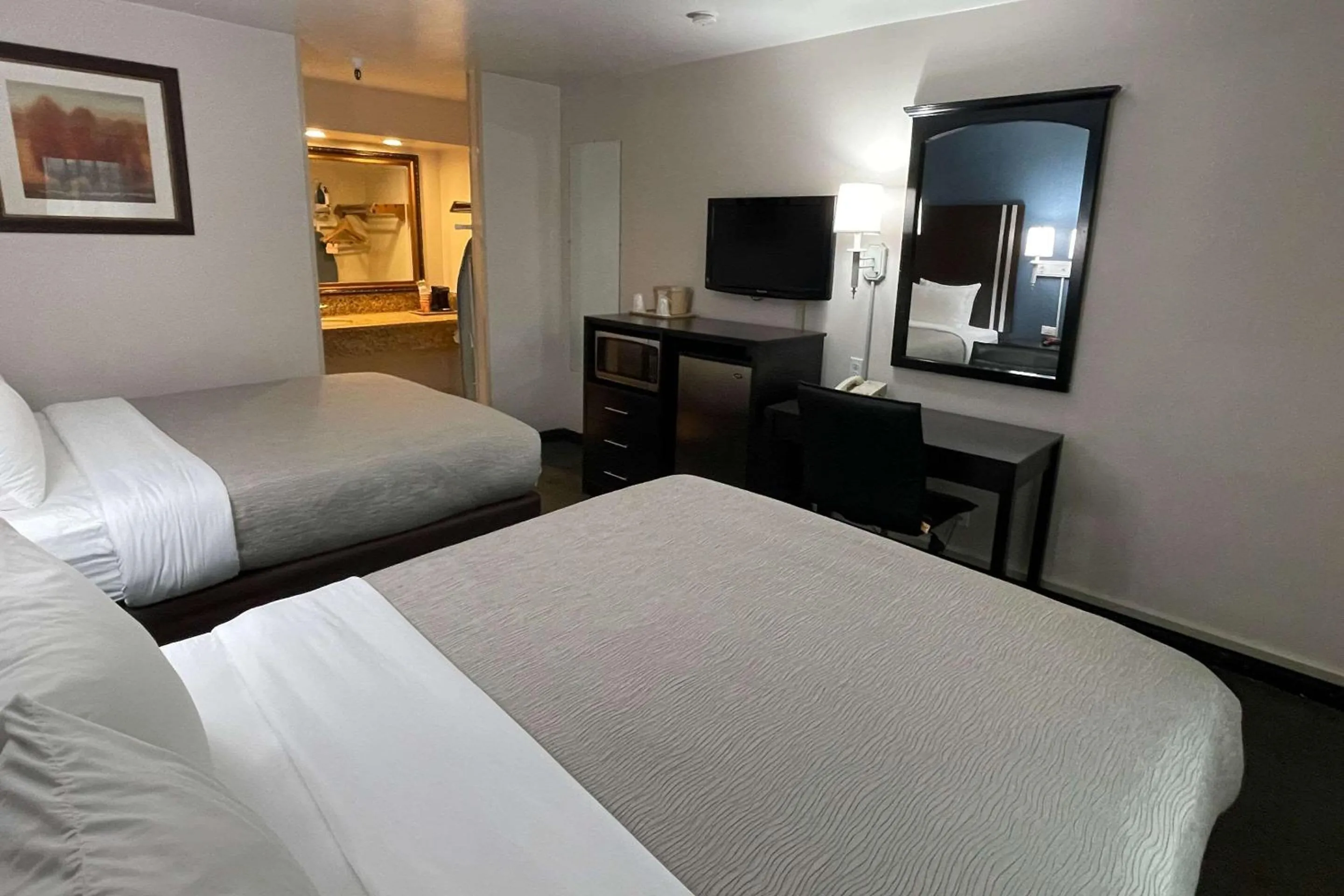 Bedroom, Bed in Quality Inn Ontario Airport Convention Center