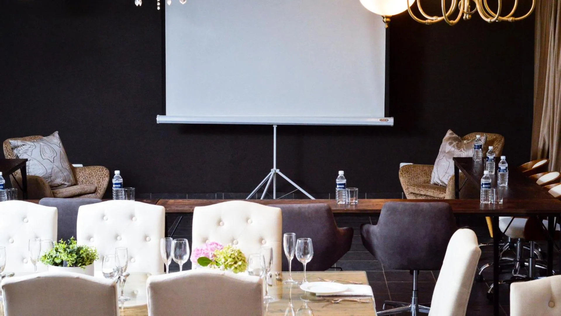 Restaurant/places to eat in 3 Lux Suites