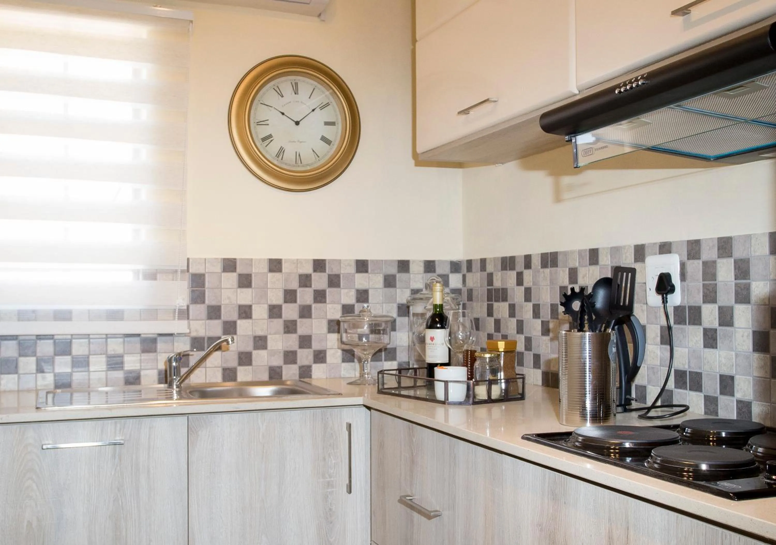 Kitchen or kitchenette in 3 Lux Suites