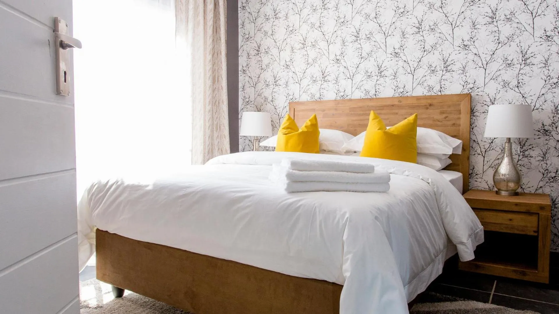 Photo of the whole room, Bed in 3 Lux Suites