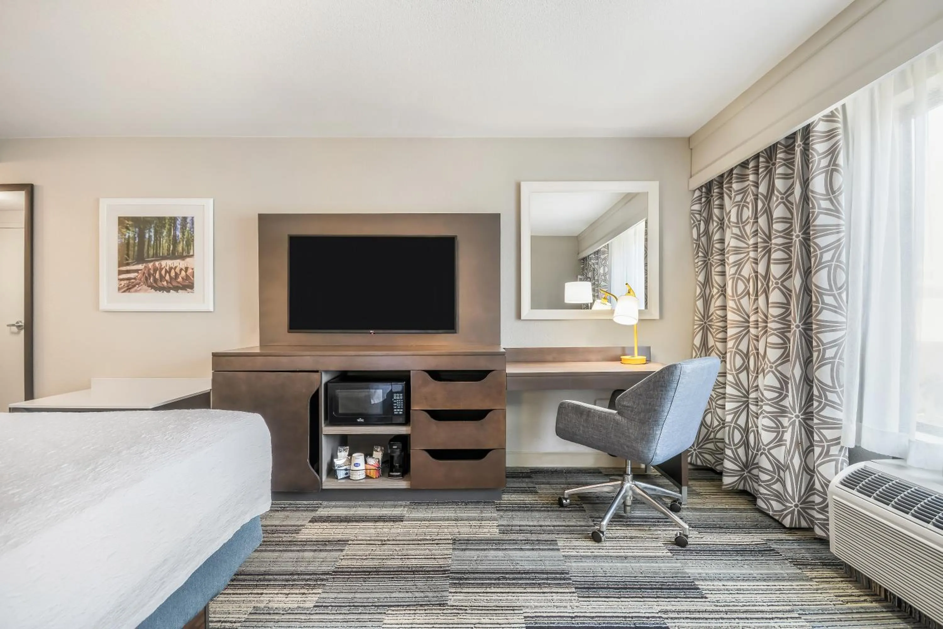 Bed in Hampton Inn & Suites Tulare