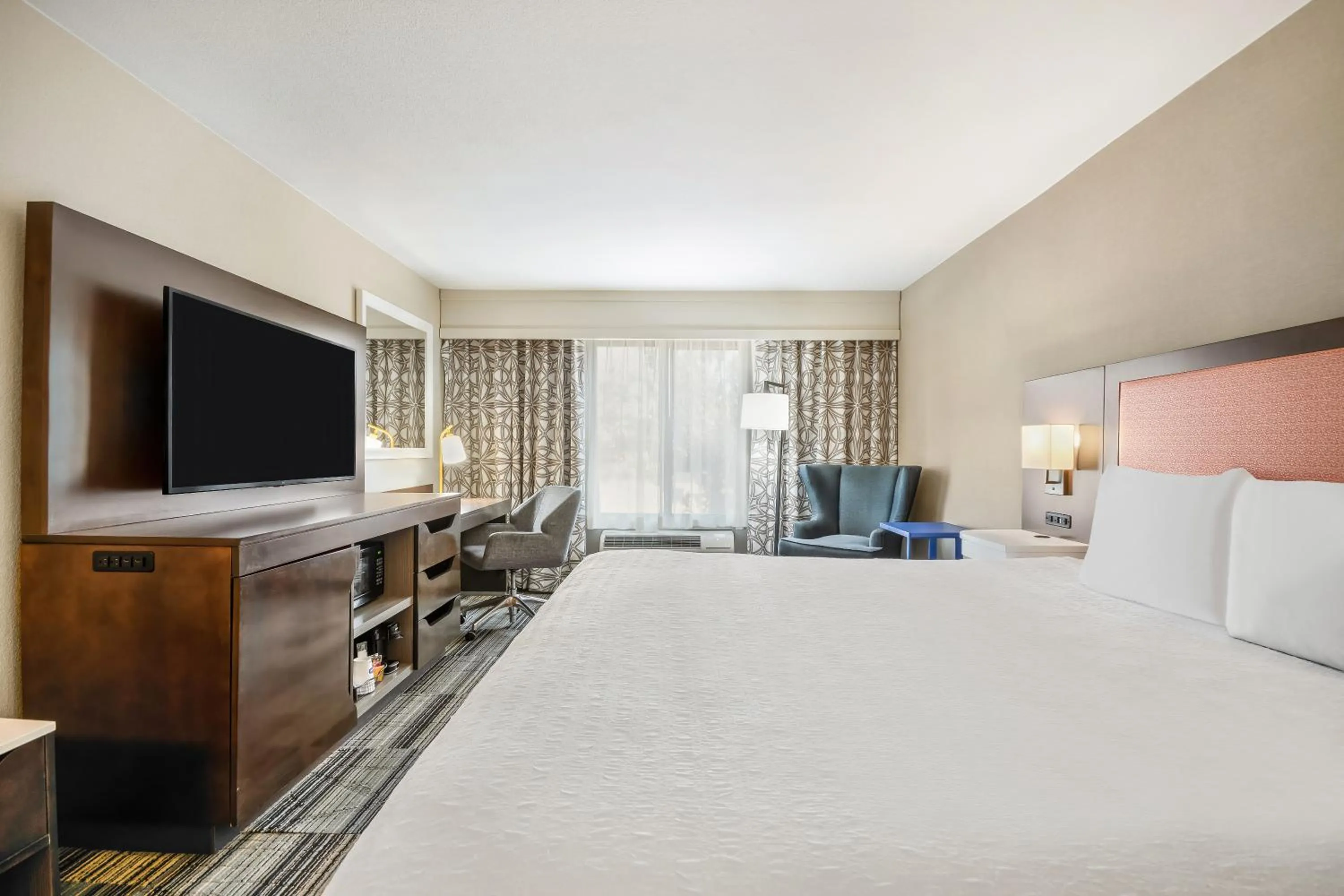 Bed in Hampton Inn & Suites Tulare