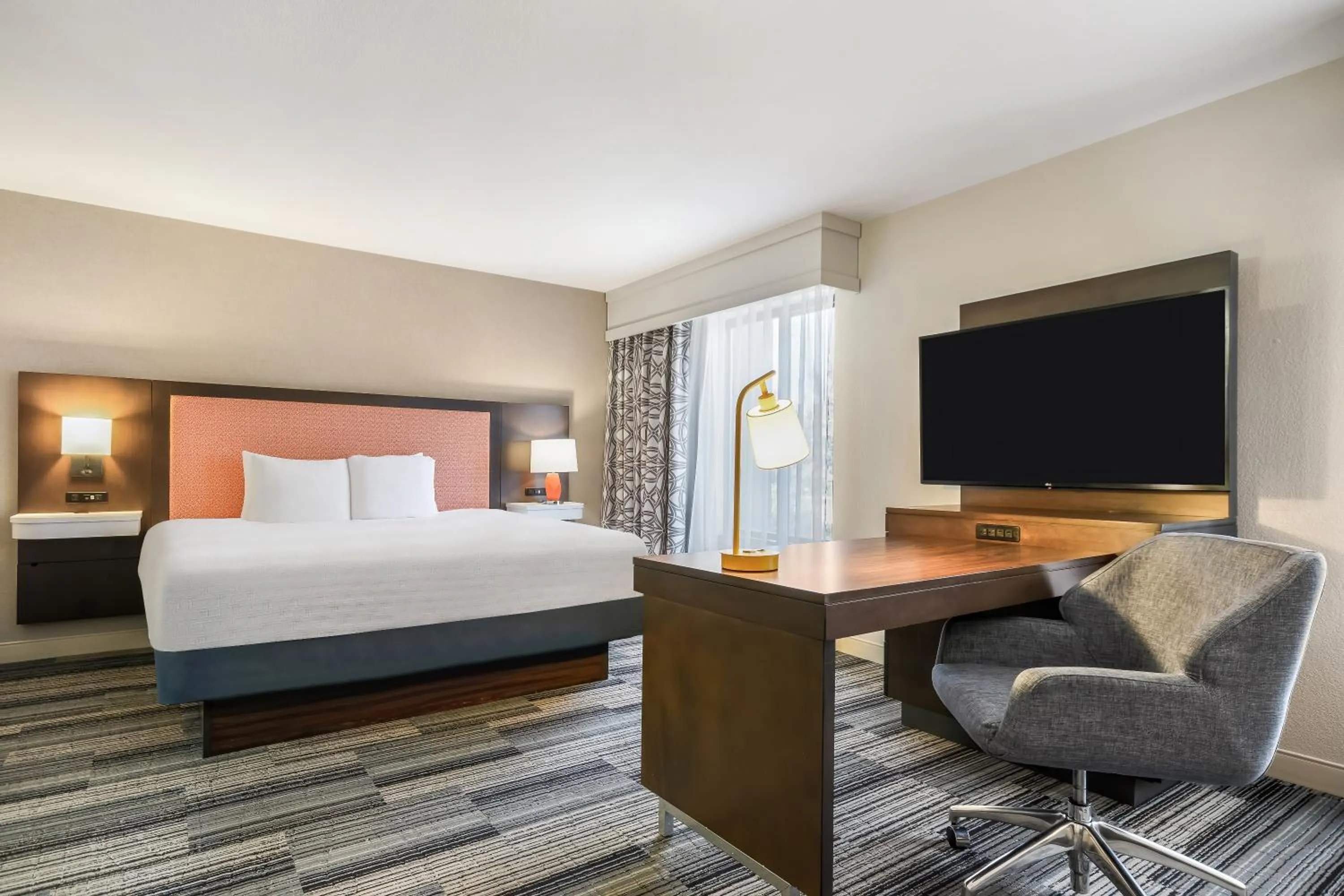 Bed in Hampton Inn & Suites Tulare