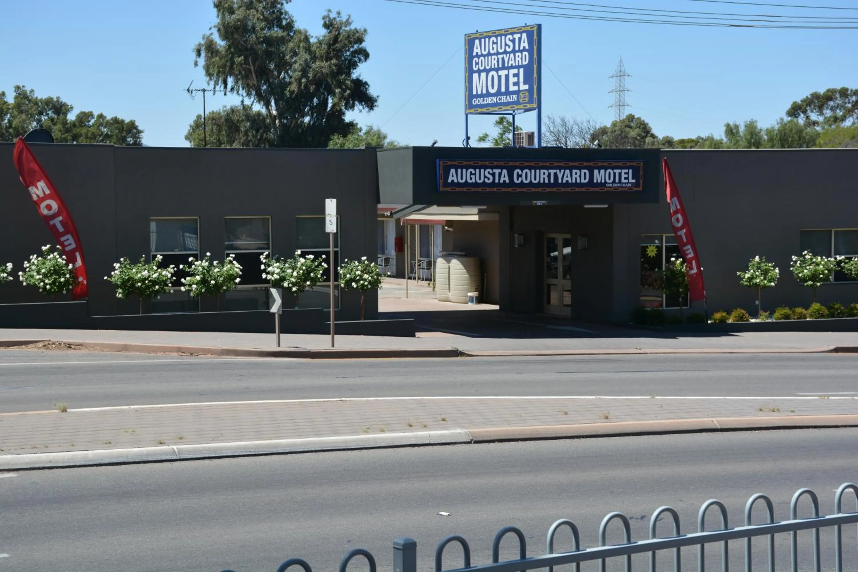 Facade/entrance in Augusta Courtyard Motel