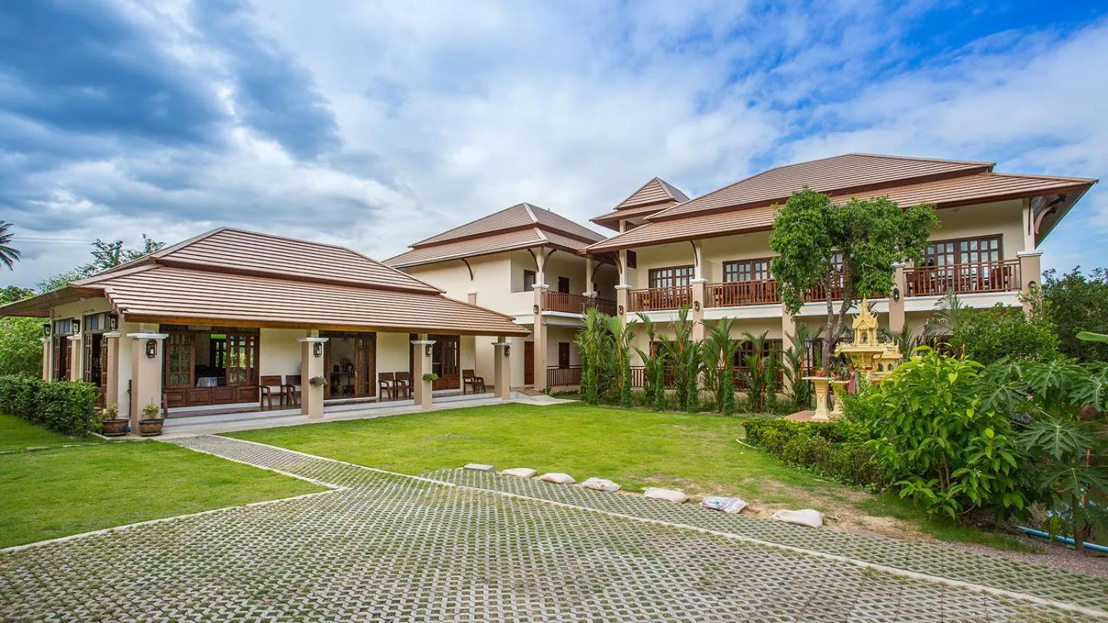 Property building in Oh Amphawa Boutique Resort