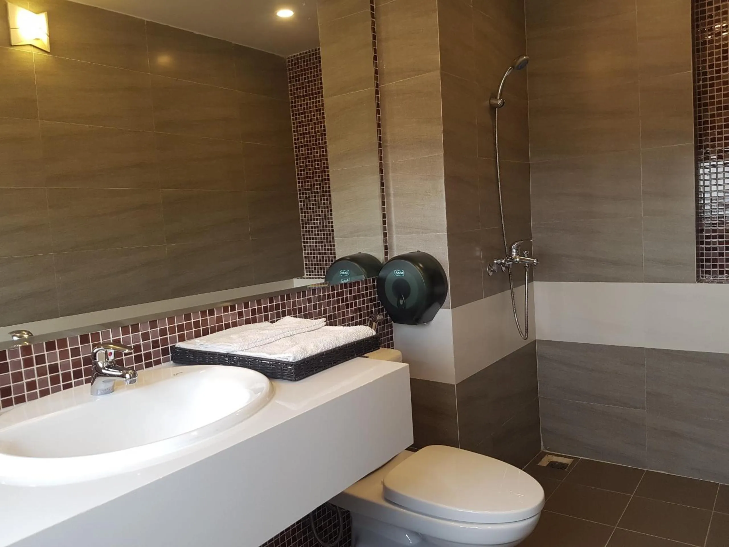 Toilet in The Queen Hotel Ninh Binh