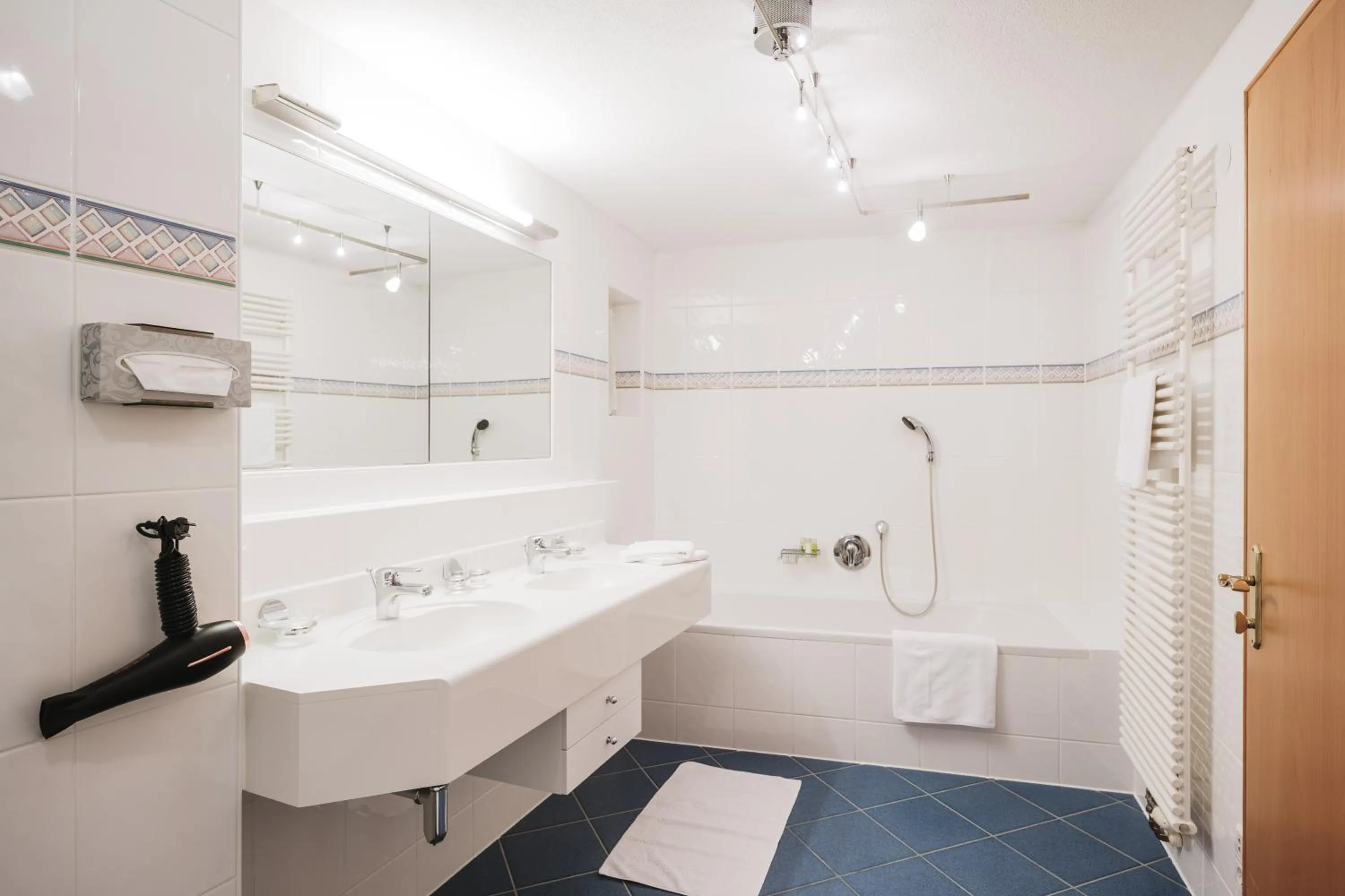 Bathroom in Heimspitze - Alpenhotel & Wirtshaus