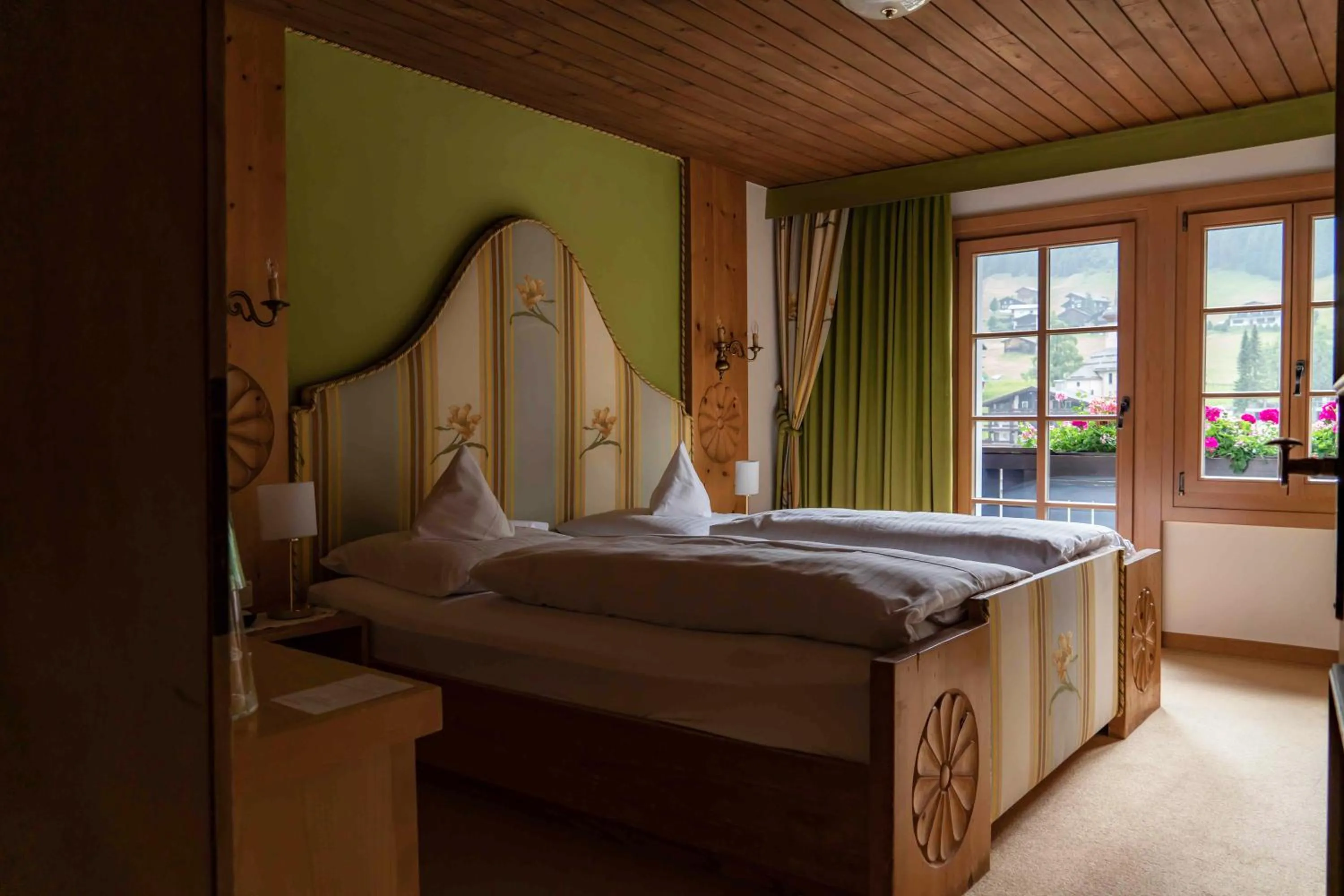 Bed in Heimspitze - Alpenhotel & Wirtshaus
