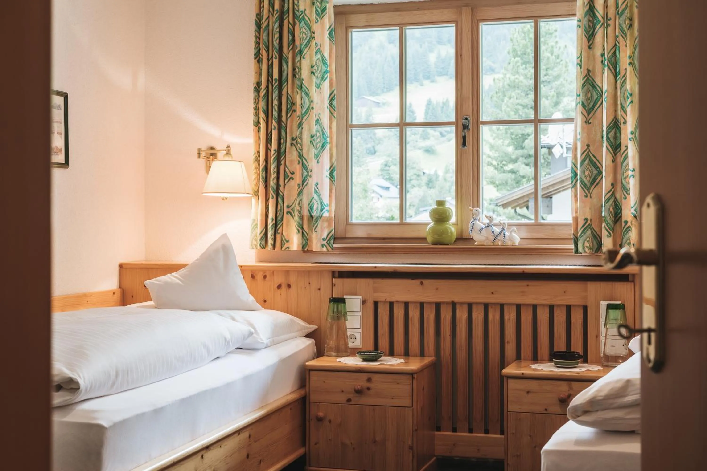 Bed in Heimspitze - Alpenhotel & Wirtshaus