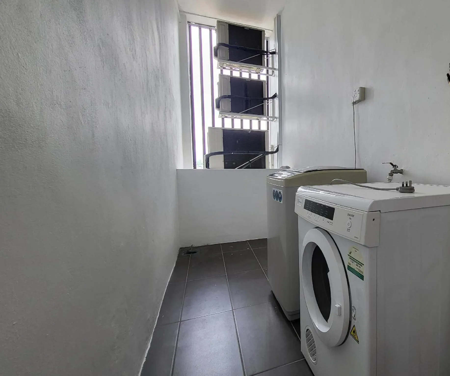 washing machine in Roxy Hotel & Apartments