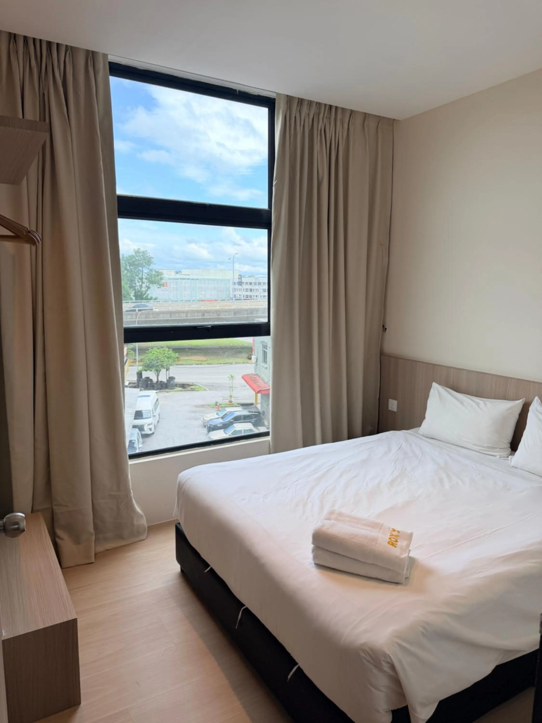 Bedroom, Bed in Roxy Hotel 3rd Mile