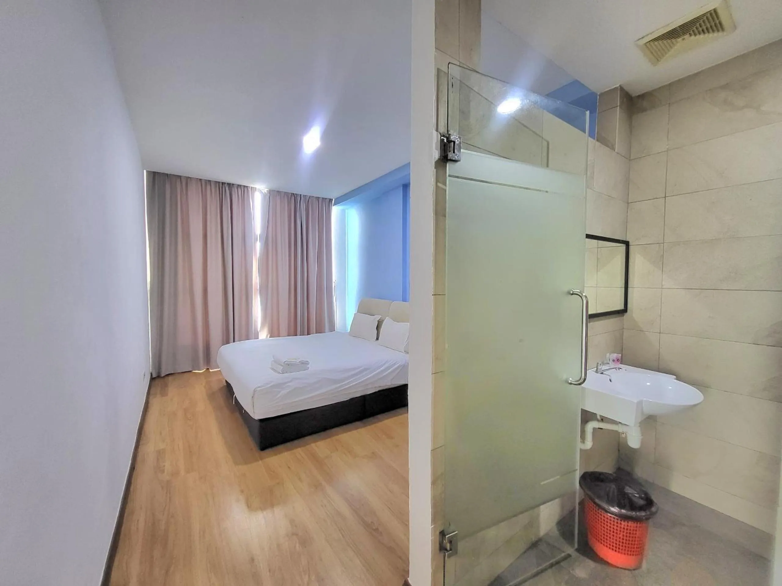 Bedroom, Bed in Roxy Hotel & Apartments