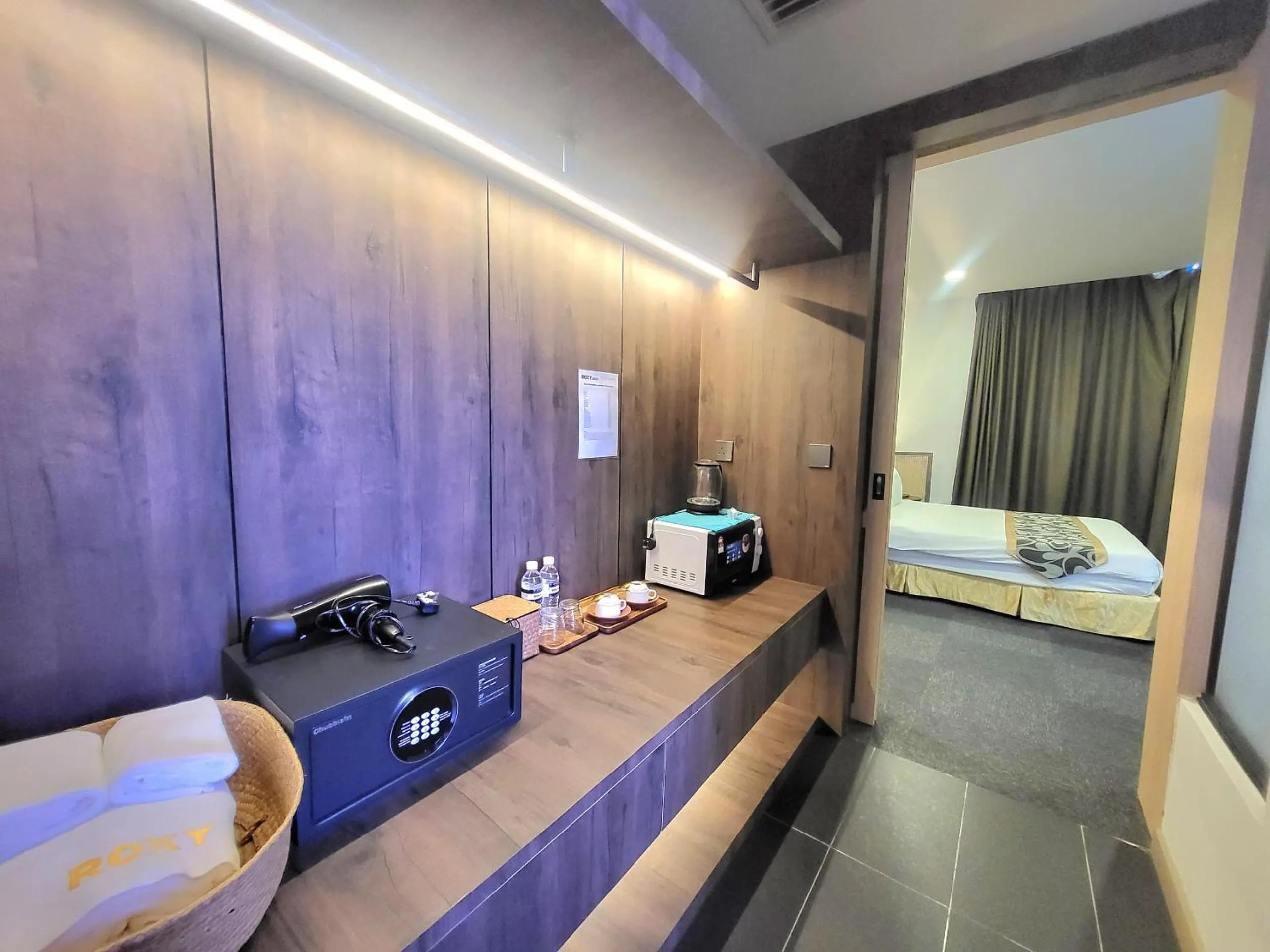 Photo of the whole room, Bed in Roxy Hotel & Apartments