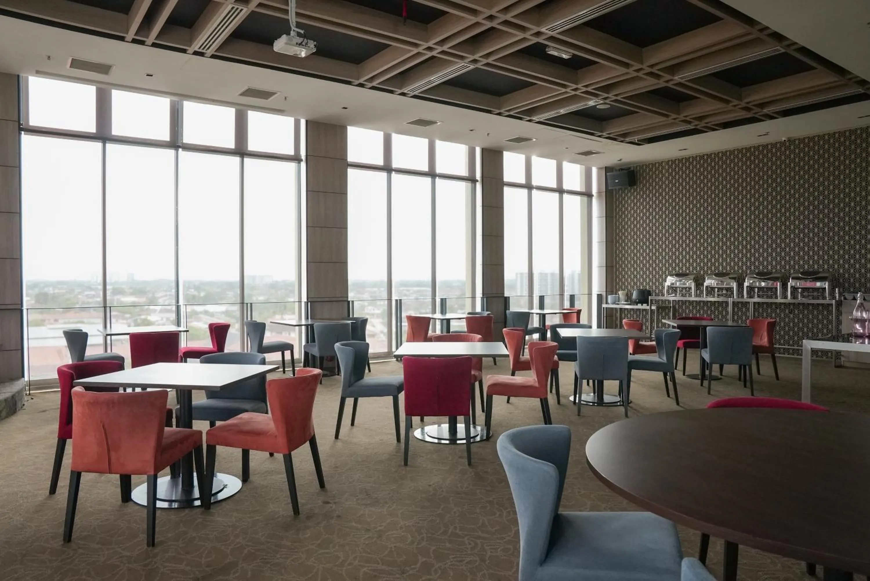 Restaurant/places to eat in Roxy Hotel & Apartments