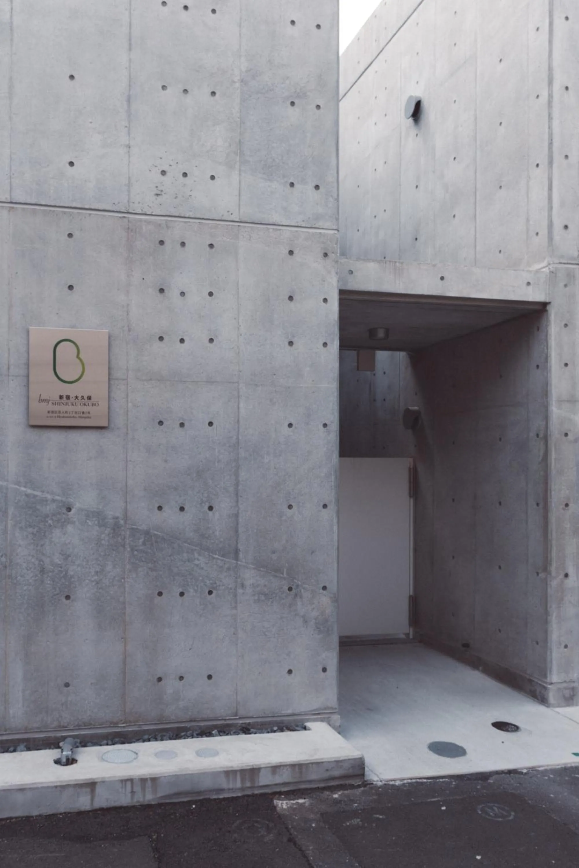 Facade/entrance in bmj Shinjuku Okubo