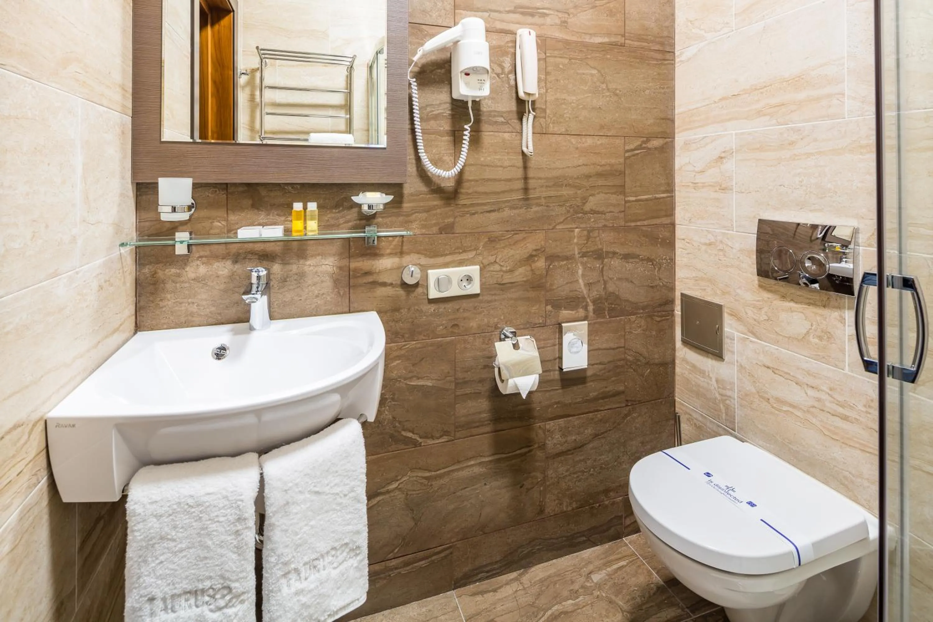 Shower in Taurus City Hotel