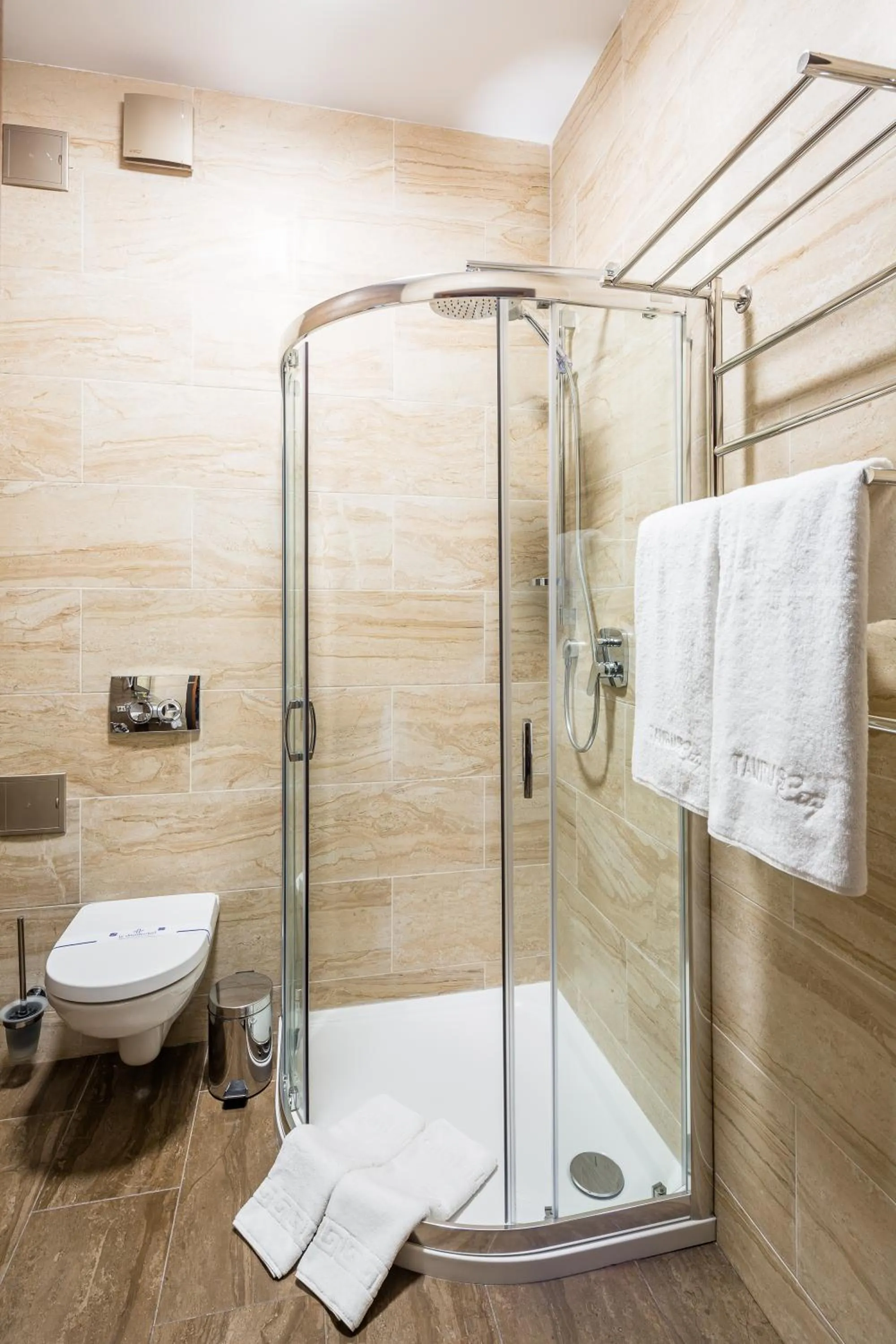 Shower in Taurus City Hotel