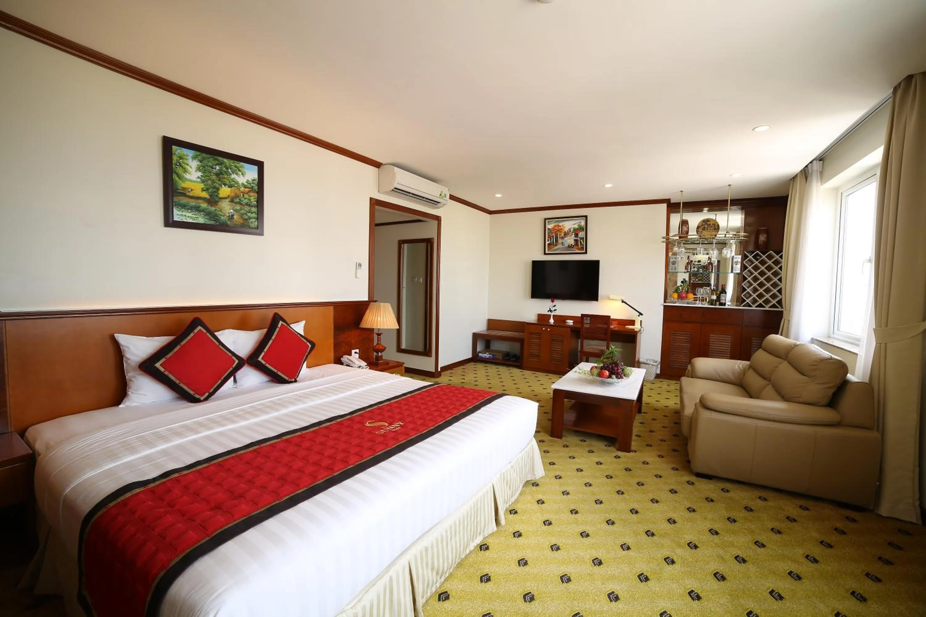 Bedroom, Bed in Sunny Hotel 1