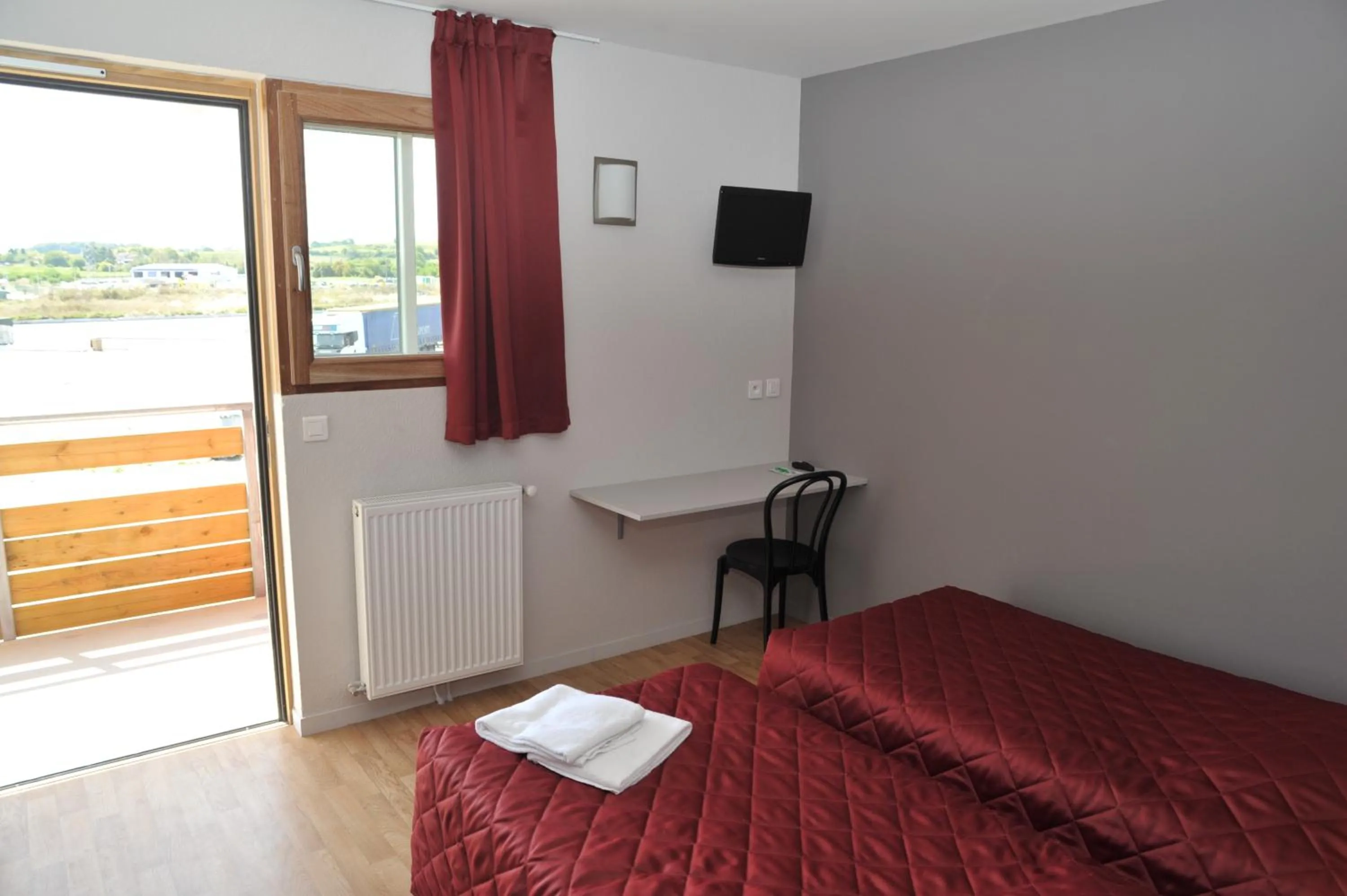 Photo of the whole room, Bed in Relais de Barbezieux