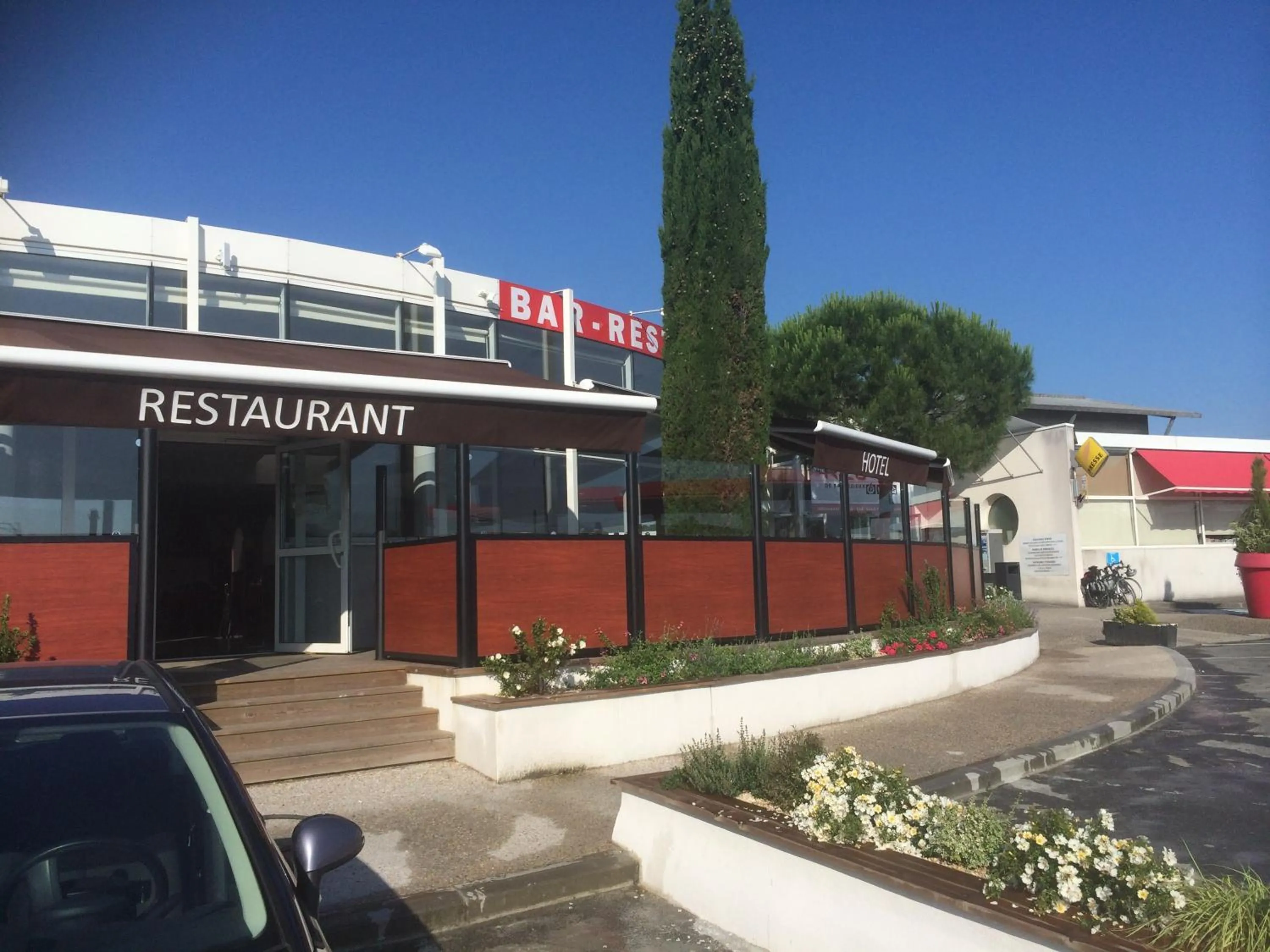Facade/entrance in Relais de Barbezieux
