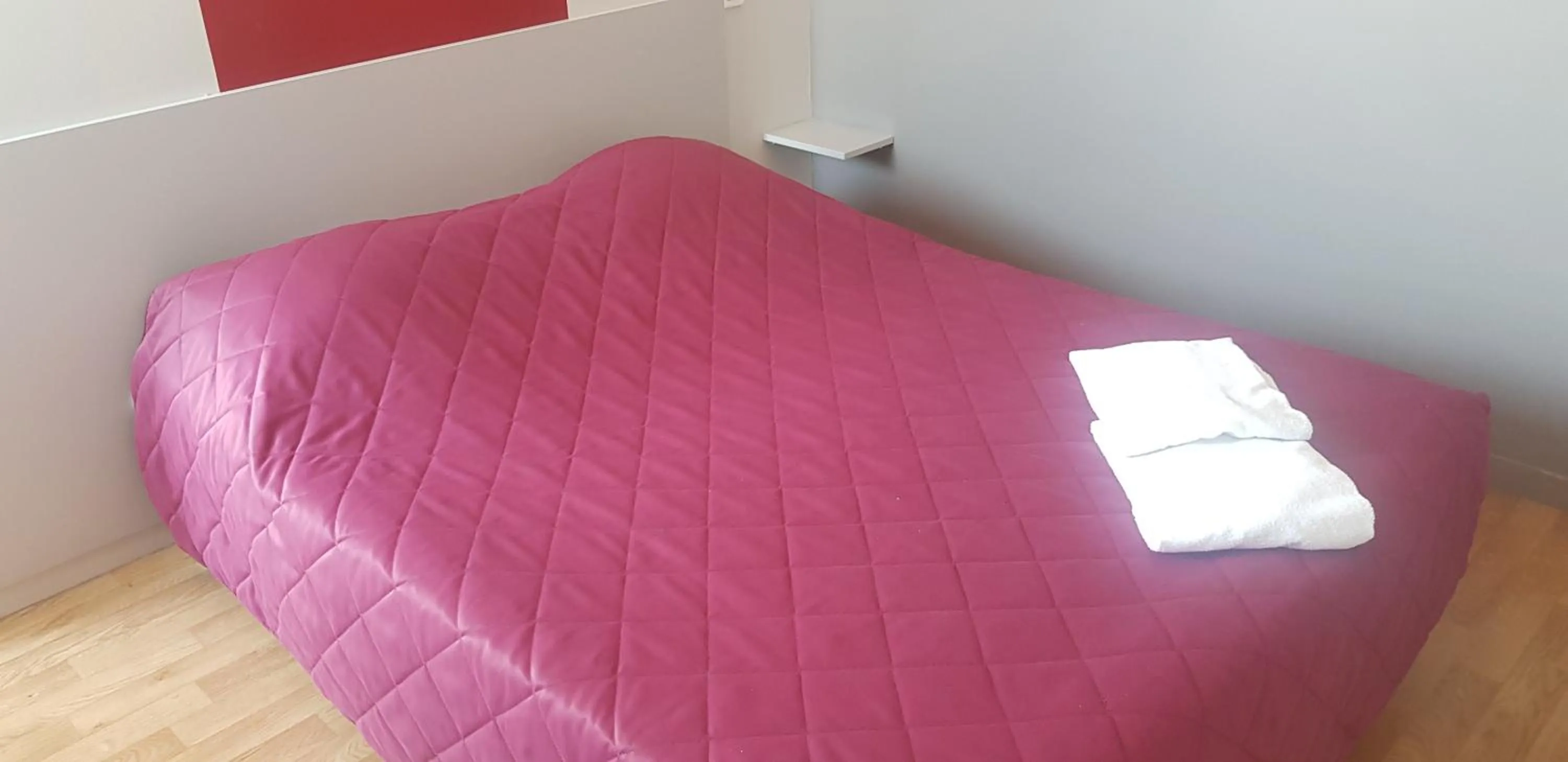 Property building, Bed in Relais de Barbezieux