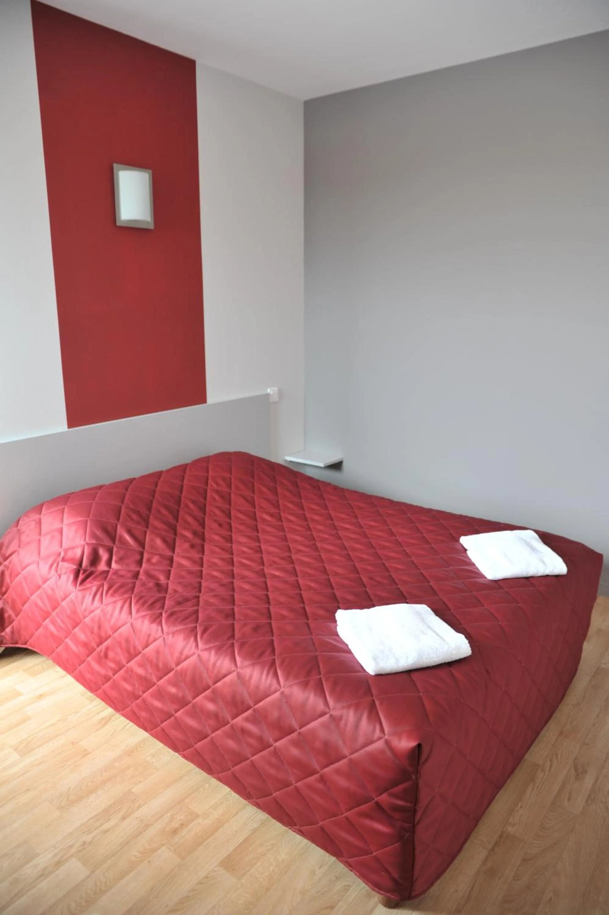 Photo of the whole room, Bed in Relais de Barbezieux
