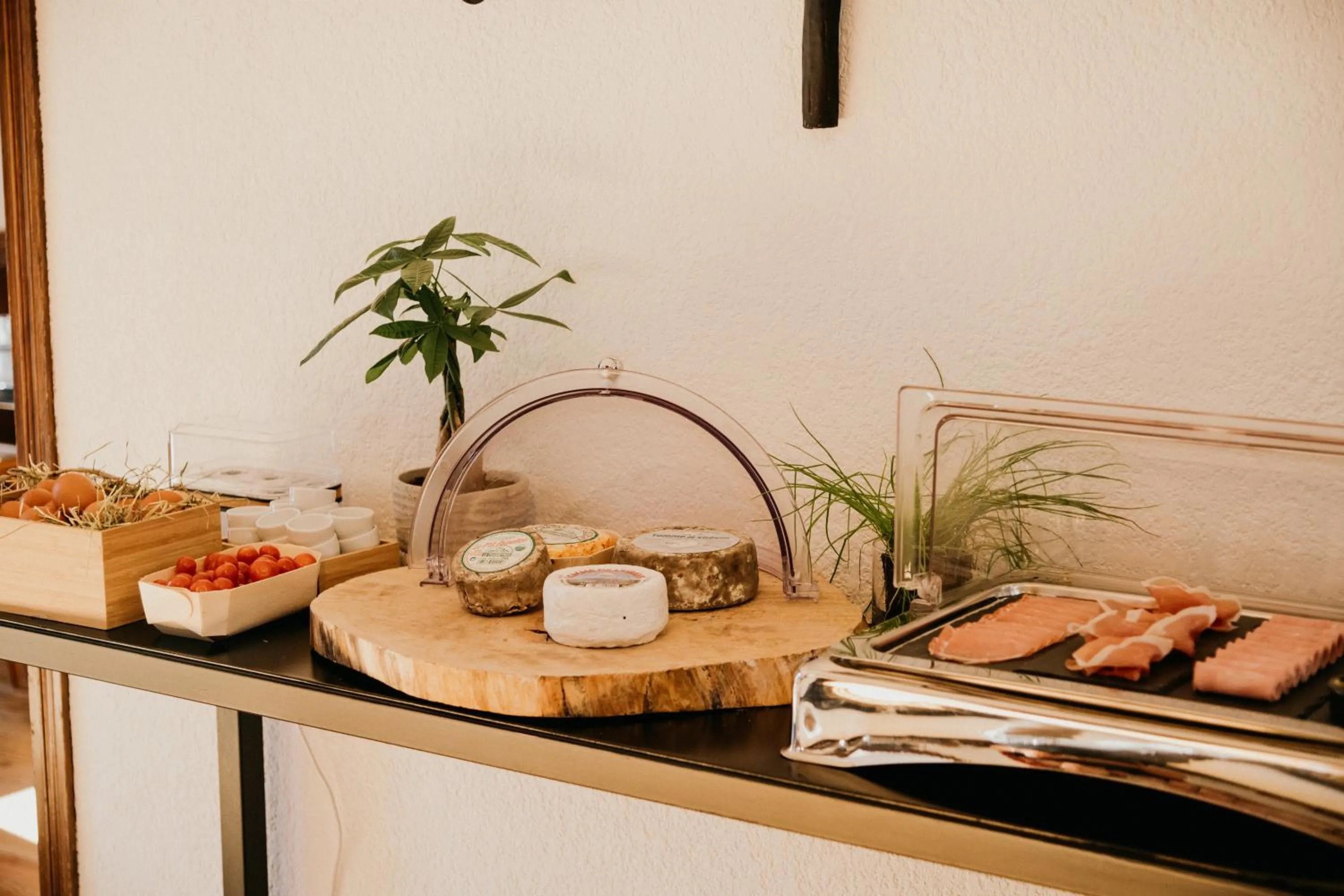 Buffet breakfast in Hotel Spa Azteca Barcelonnette