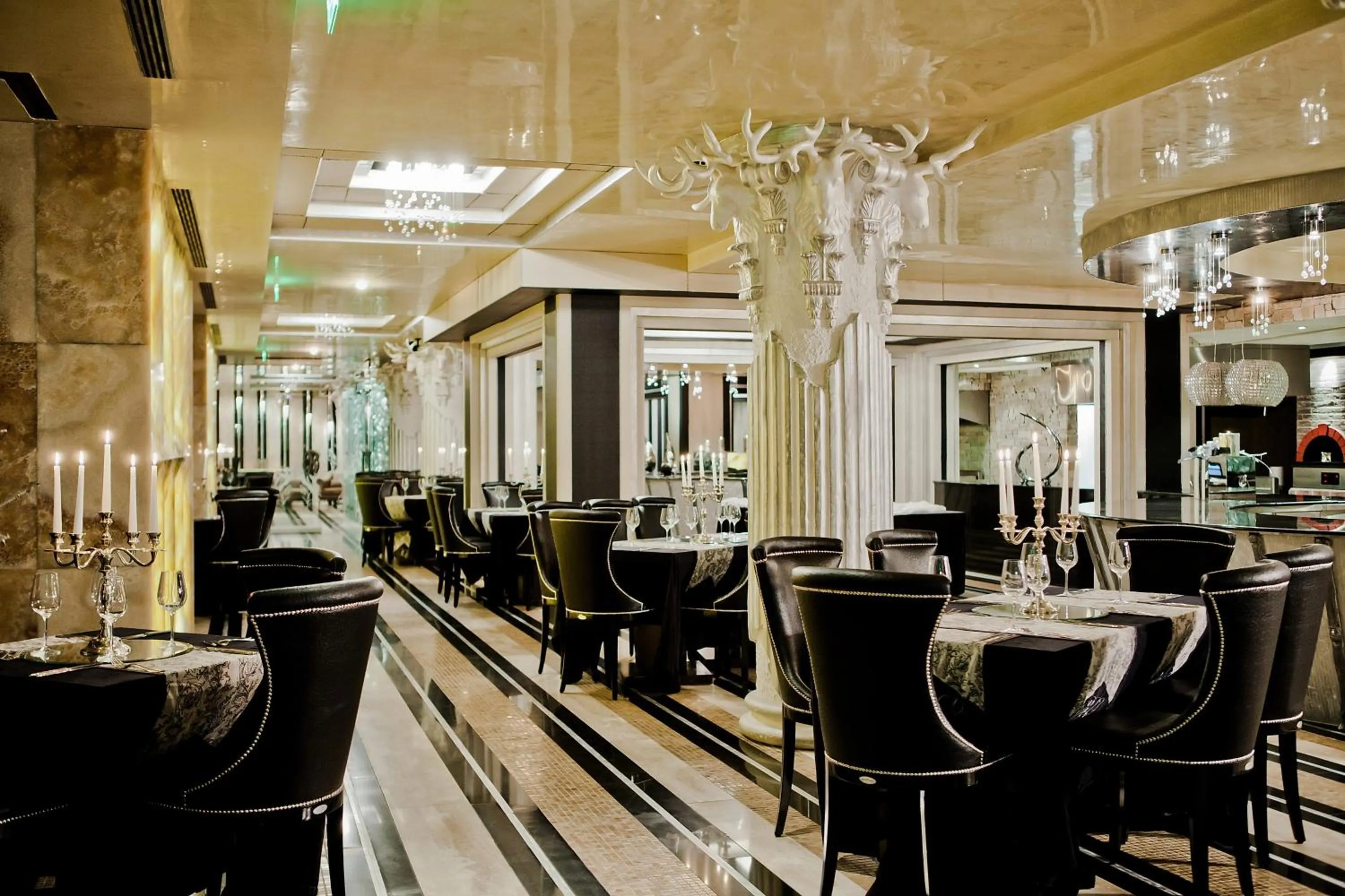 Restaurant/places to eat in Royal Castle Design & SPA