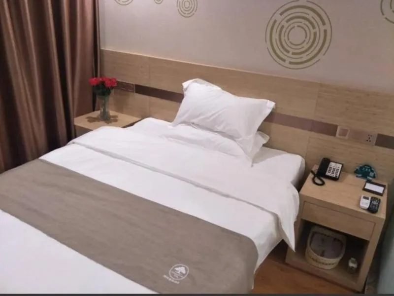 Bed in GreenTree Inn Henan Shangqiu Liangyuan District Railway Station Express Hotel