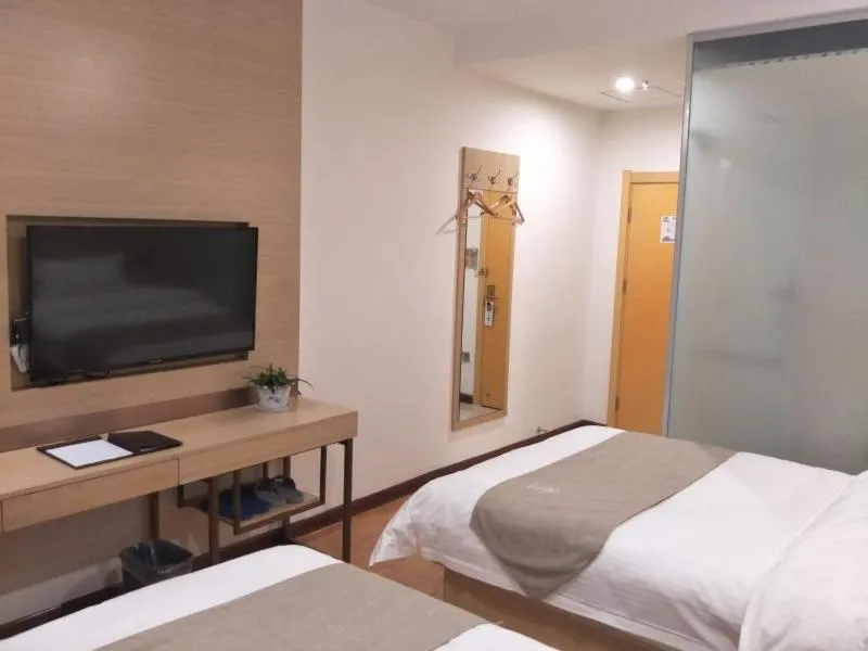 Bed in GreenTree Inn Henan Shangqiu Liangyuan District Railway Station Express Hotel