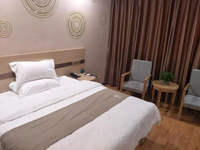 Bed in GreenTree Inn Henan Shangqiu Liangyuan District Railway Station Express Hotel