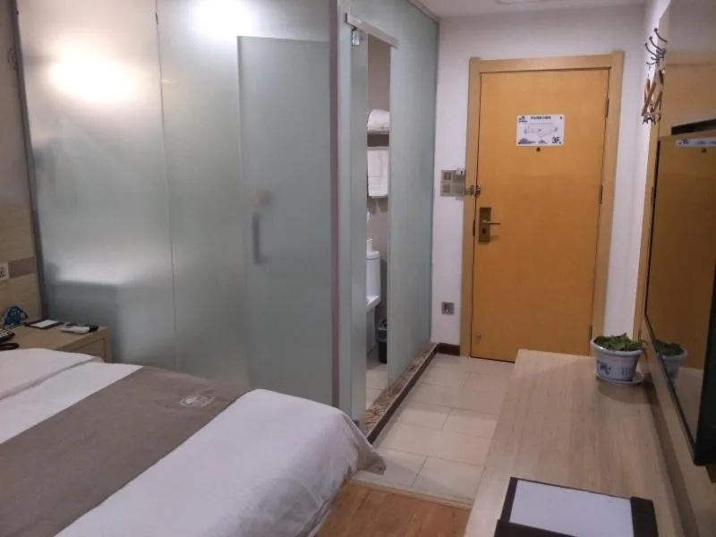 Bed in GreenTree Inn Henan Shangqiu Liangyuan District Railway Station Express Hotel