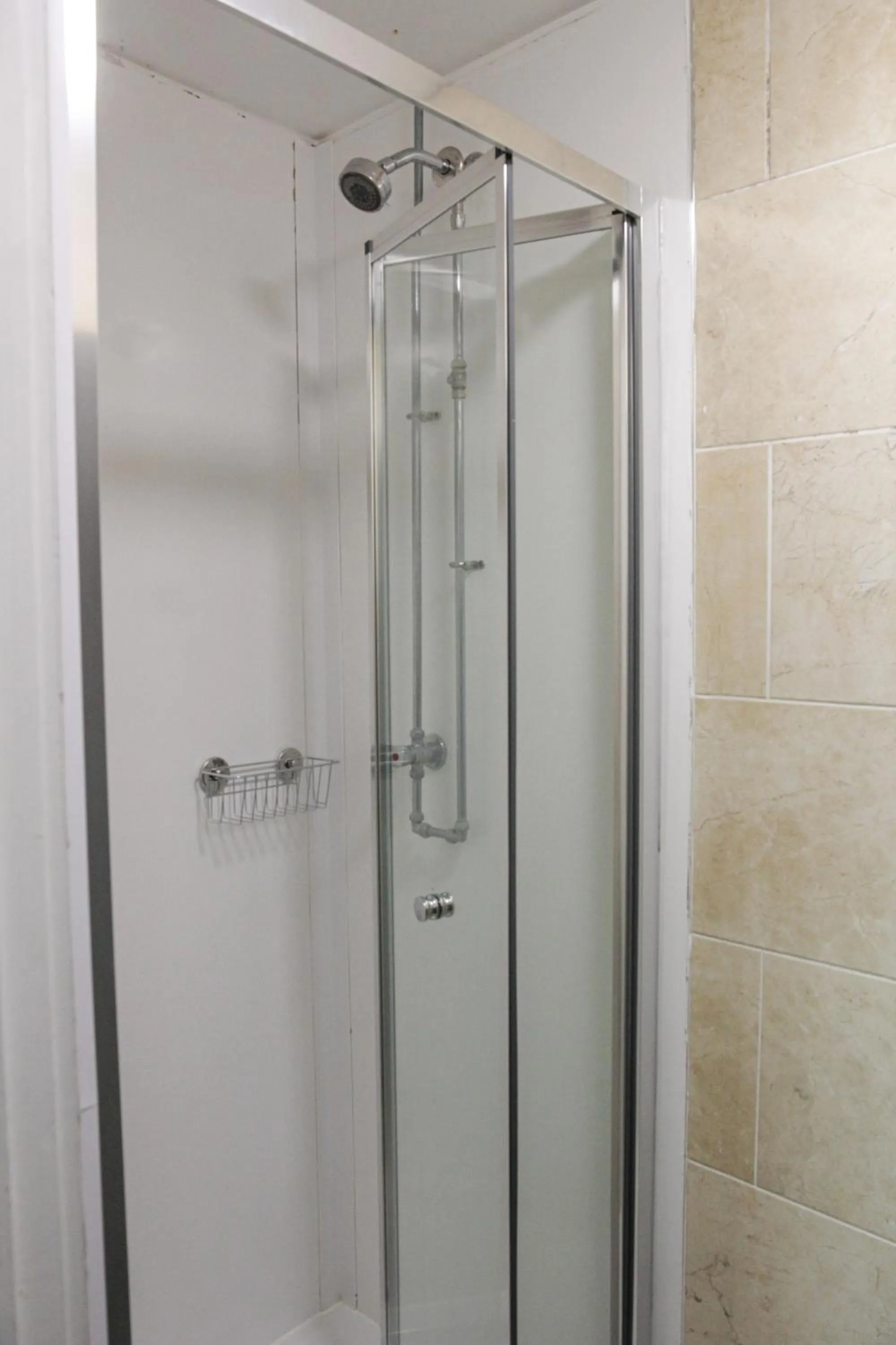 Shower in Onefam Waterloo 18-36 years old