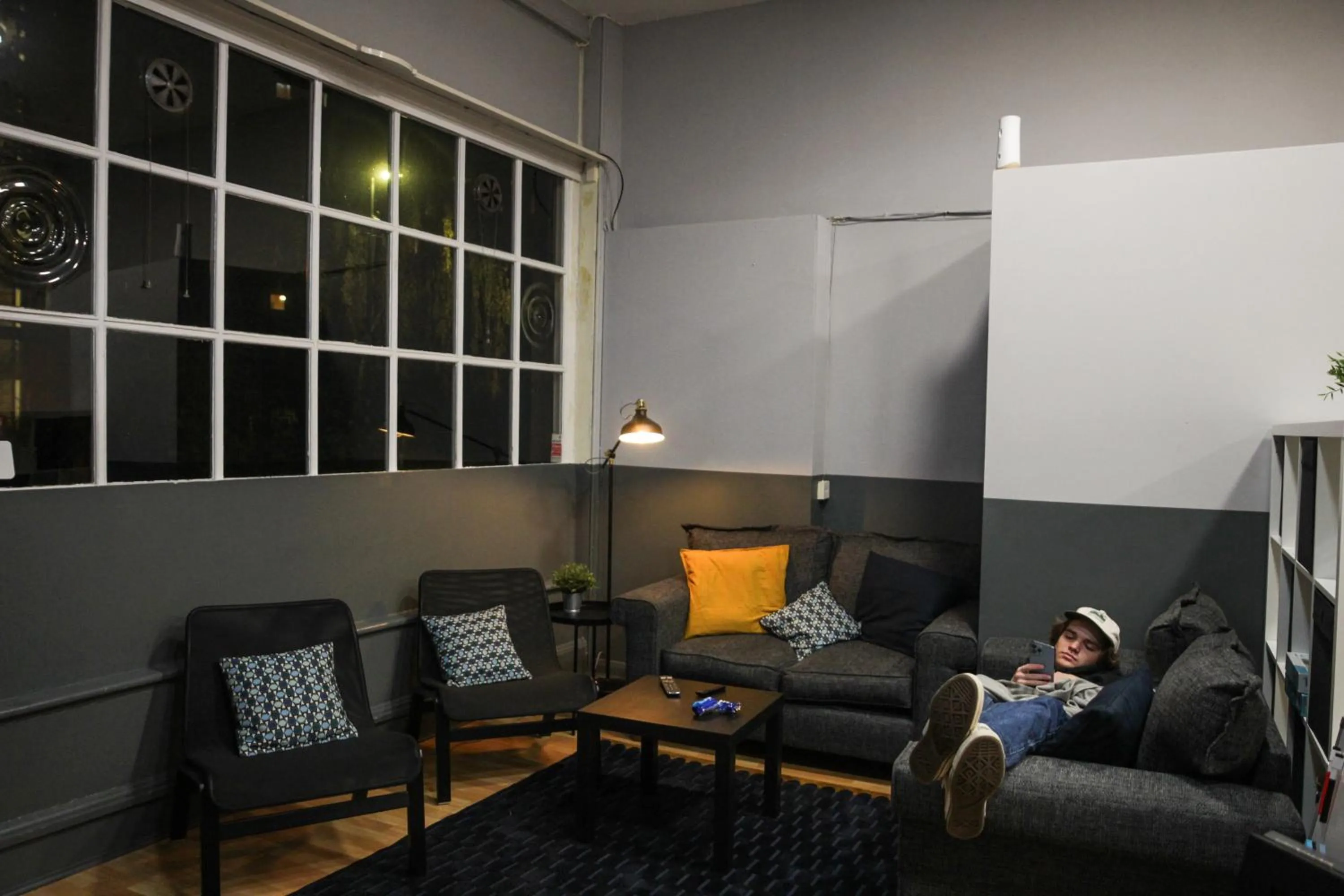 Communal lounge/ TV room in Onefam Waterloo 18-36 years old