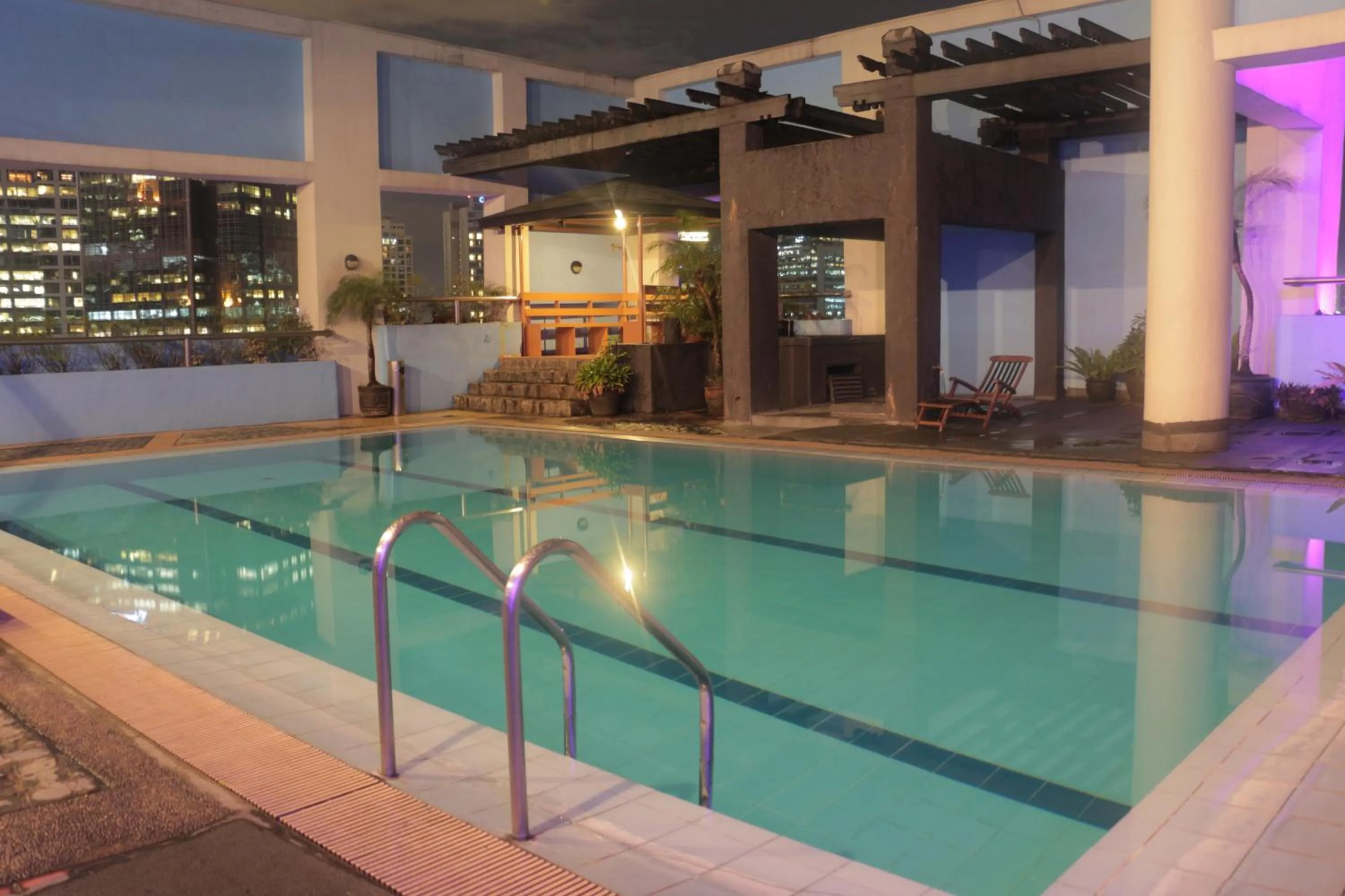 Swimming pool in Prince Plaza II Condotel