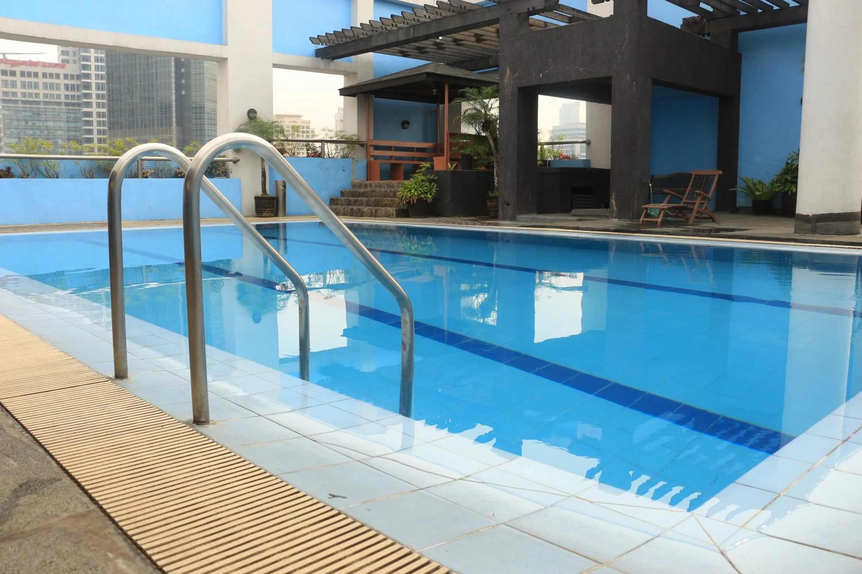 Swimming pool in Prince Plaza II Condotel