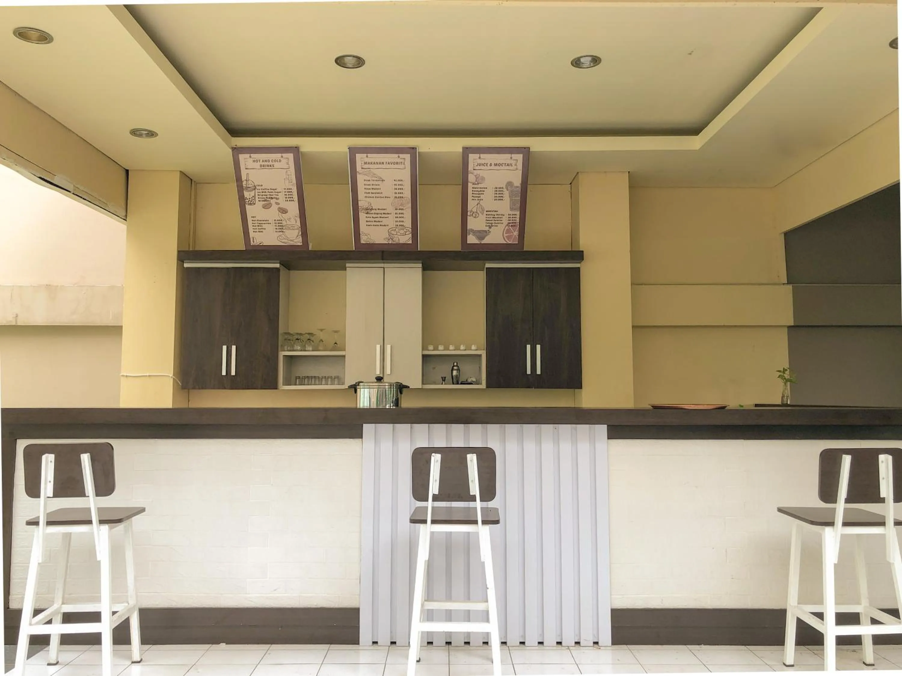 Lounge or bar in Grand Madani Hotel