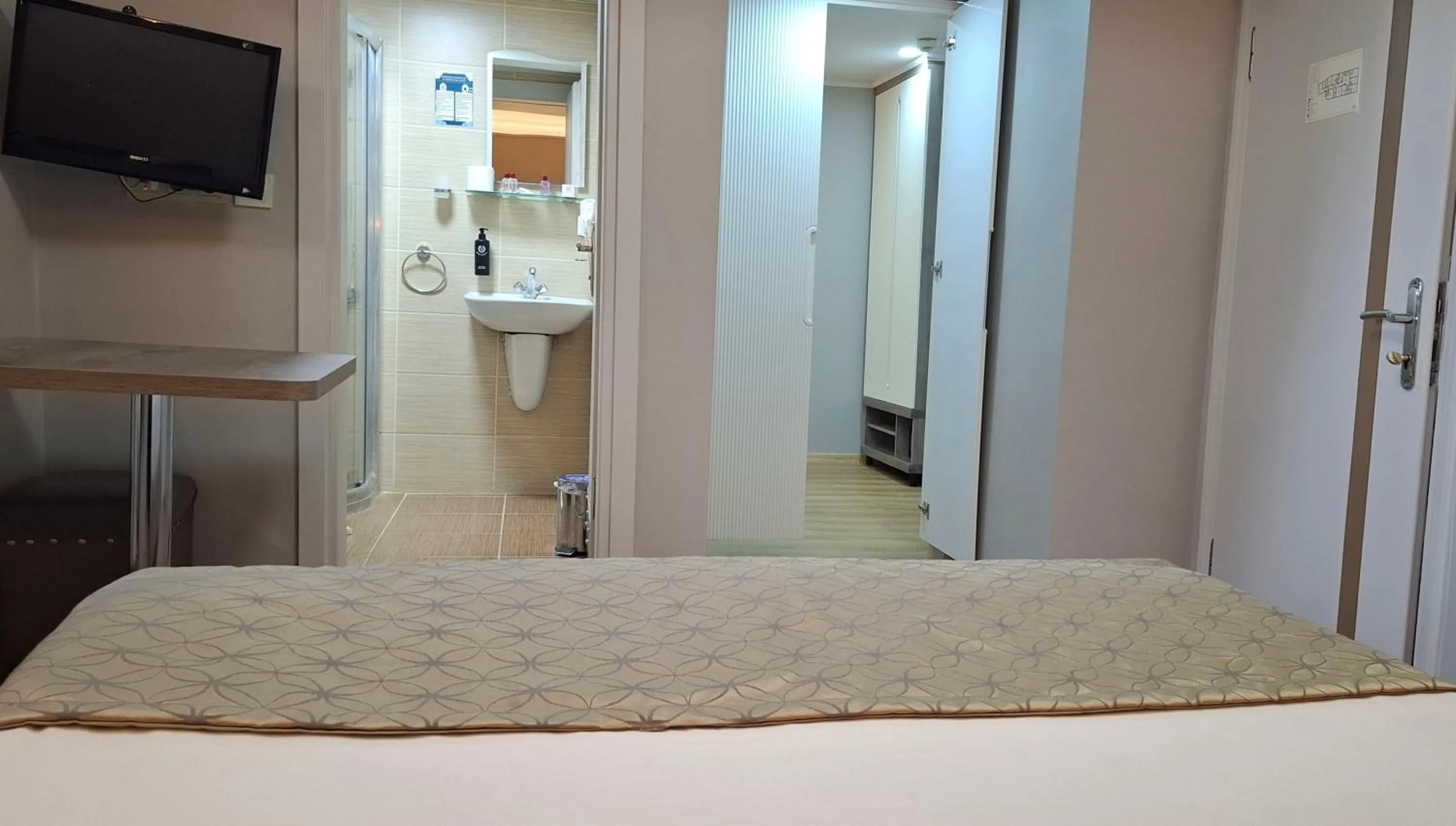 Bathroom, Bed in Hotel Süreyya