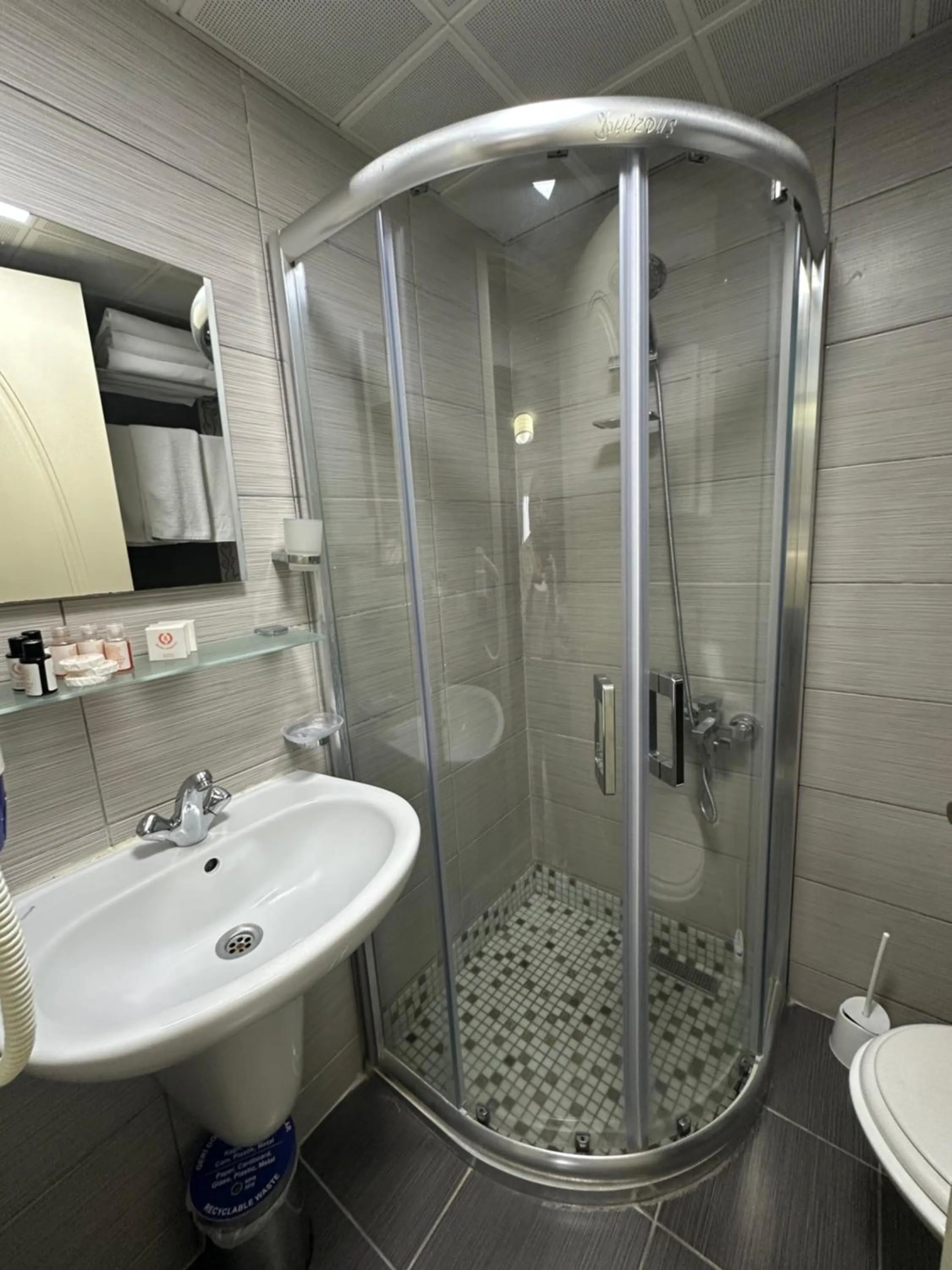 Shower in Hotel Süreyya