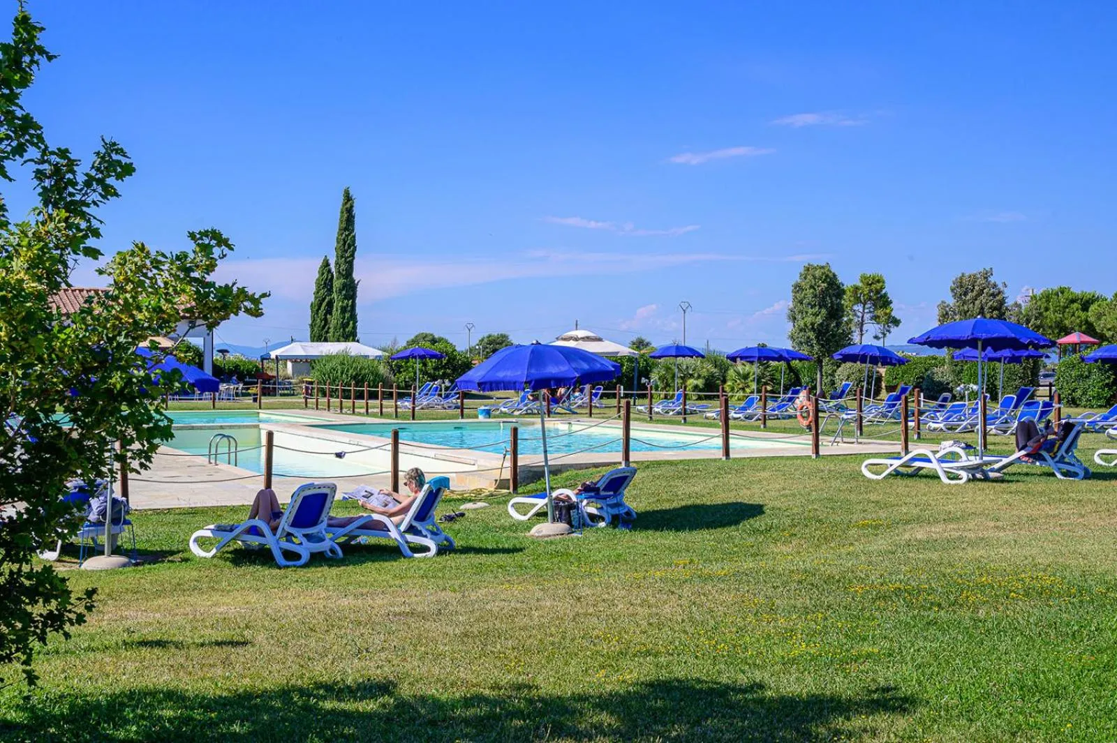 Swimming pool in Residenza Principina