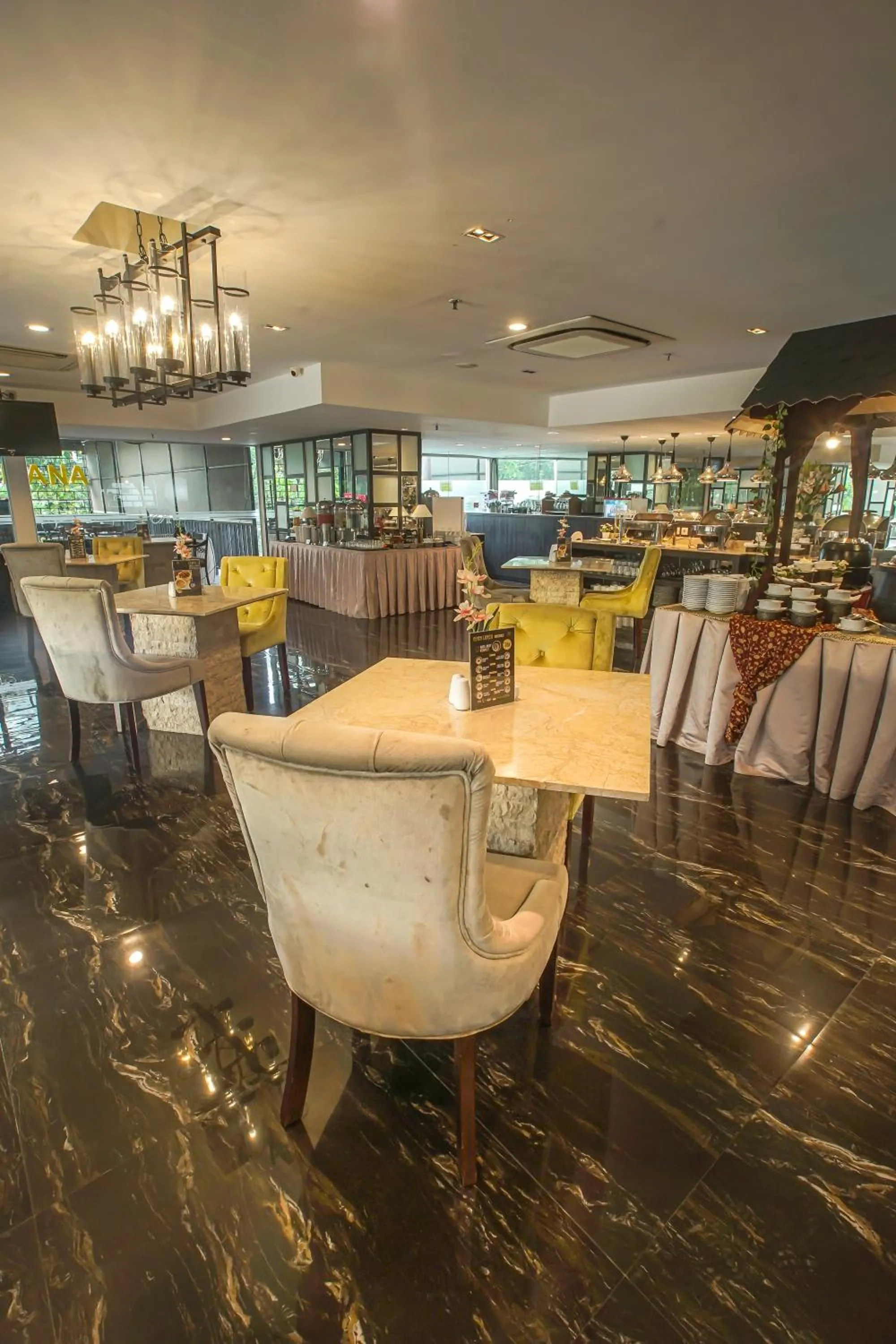Restaurant/places to eat in Royal Regantris Cendana