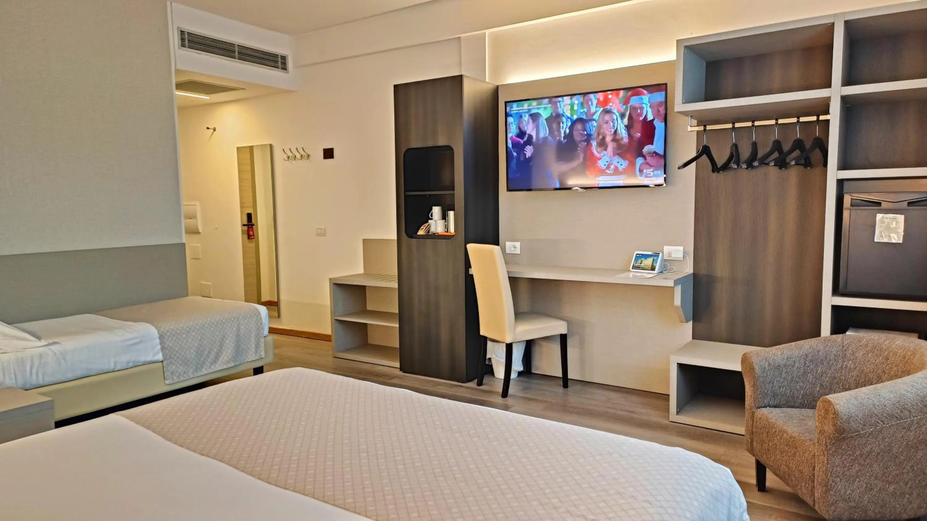 Bedroom, Bed in Hotel President